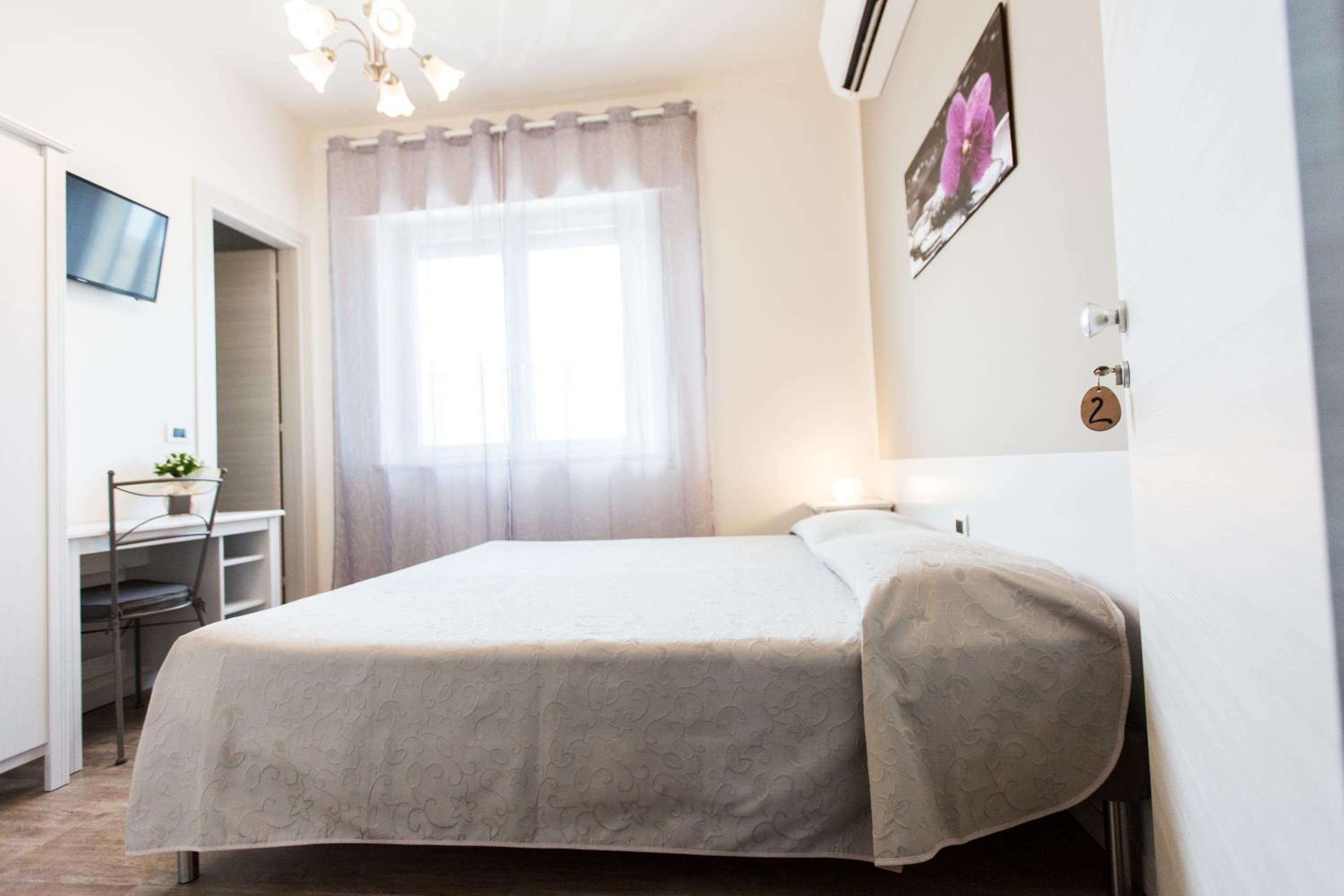 Double Room with Private Bathroom - Photo 6