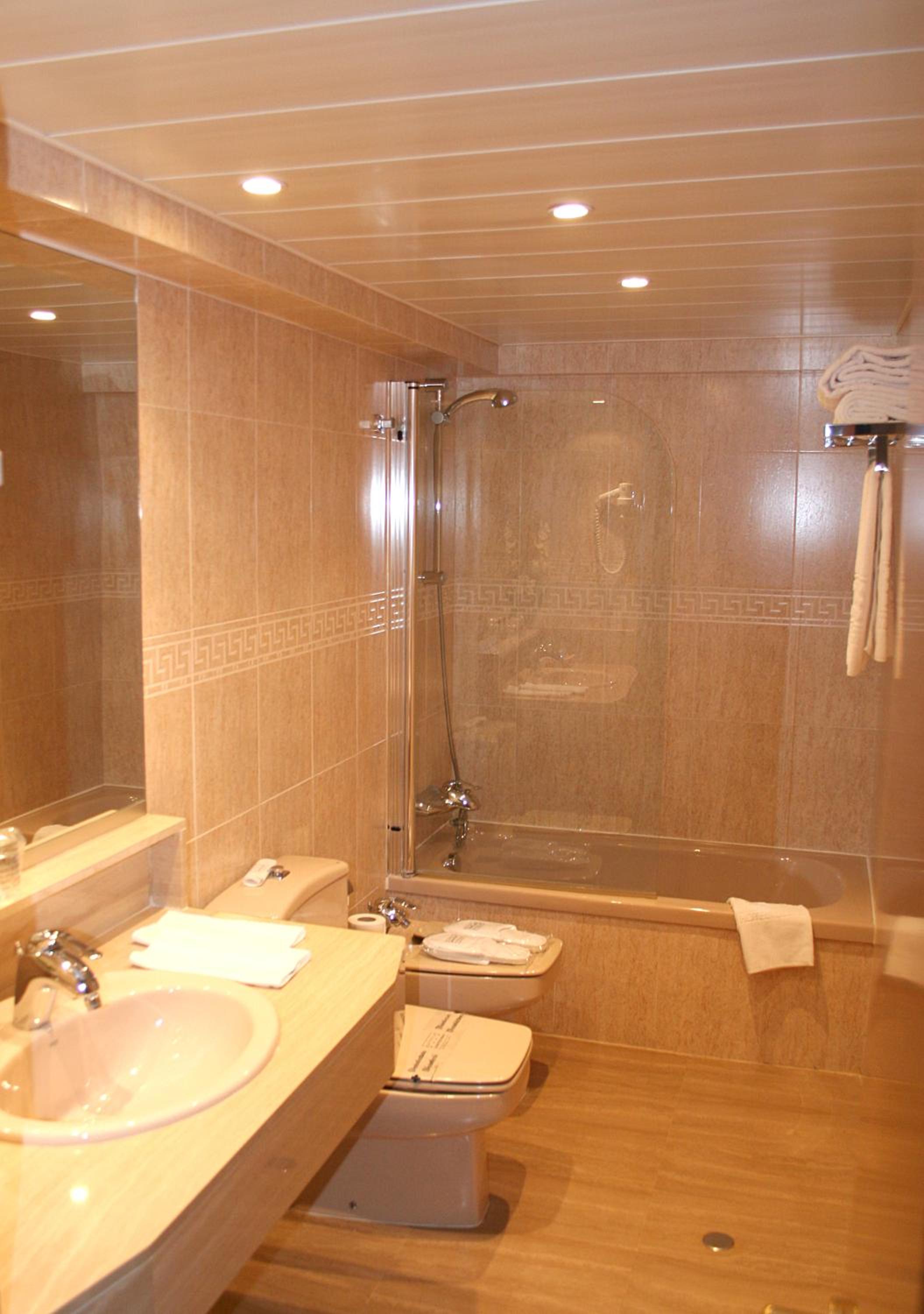 Double or Twin Room with Balcony - Photo 6