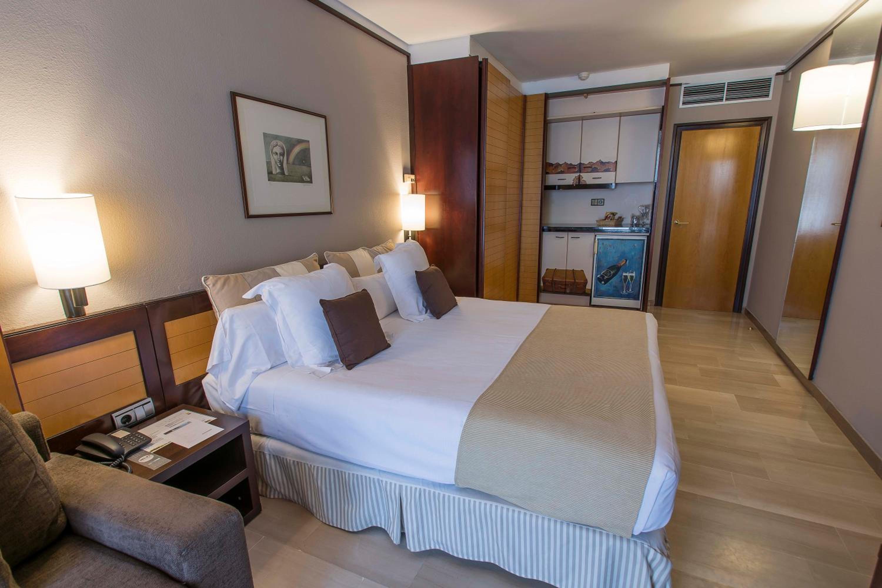 Deluxe Double or Twin Room with Balcony and Sea View - Photo 3