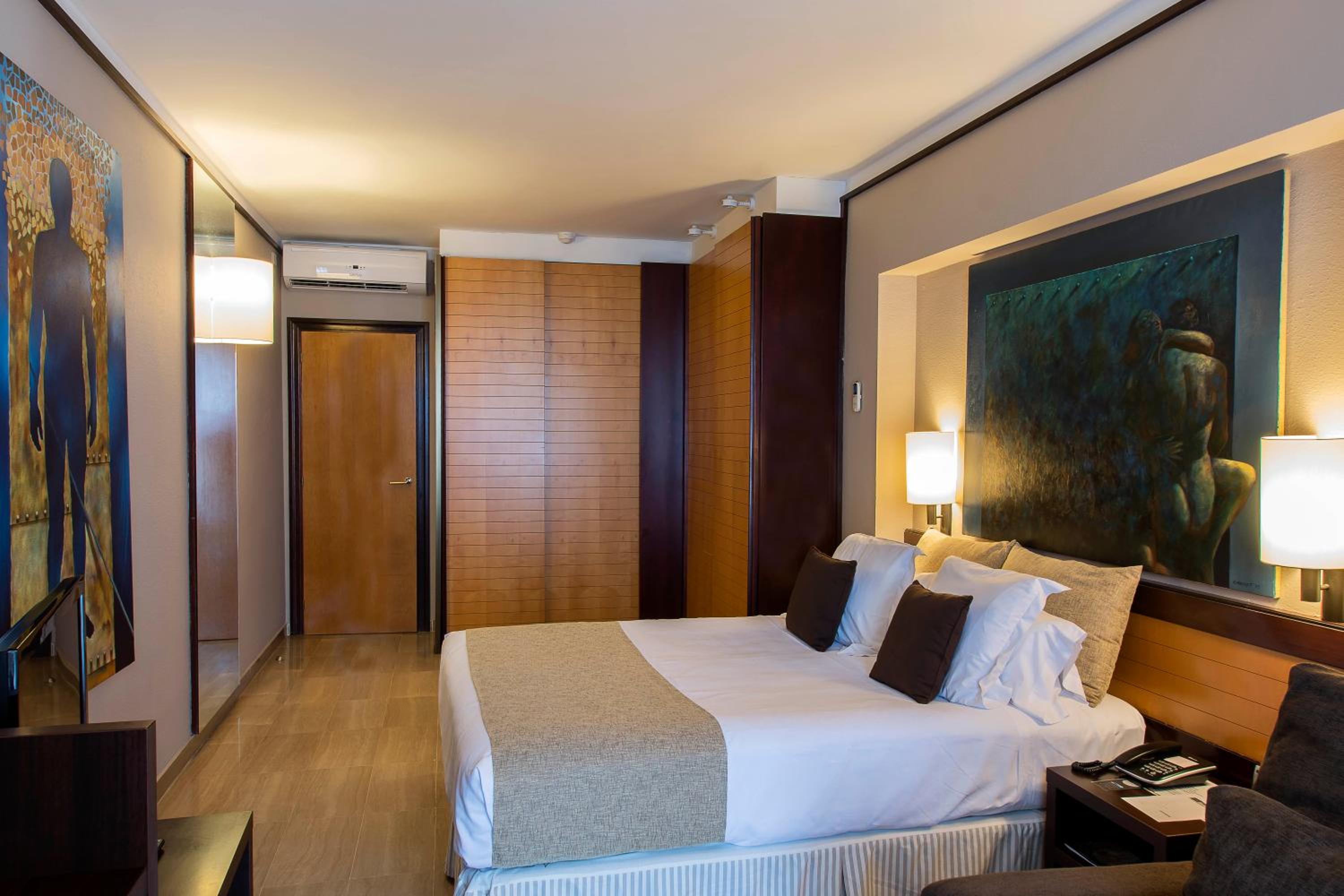 Deluxe Double or Twin Room with Balcony and Sea View - Photo 9