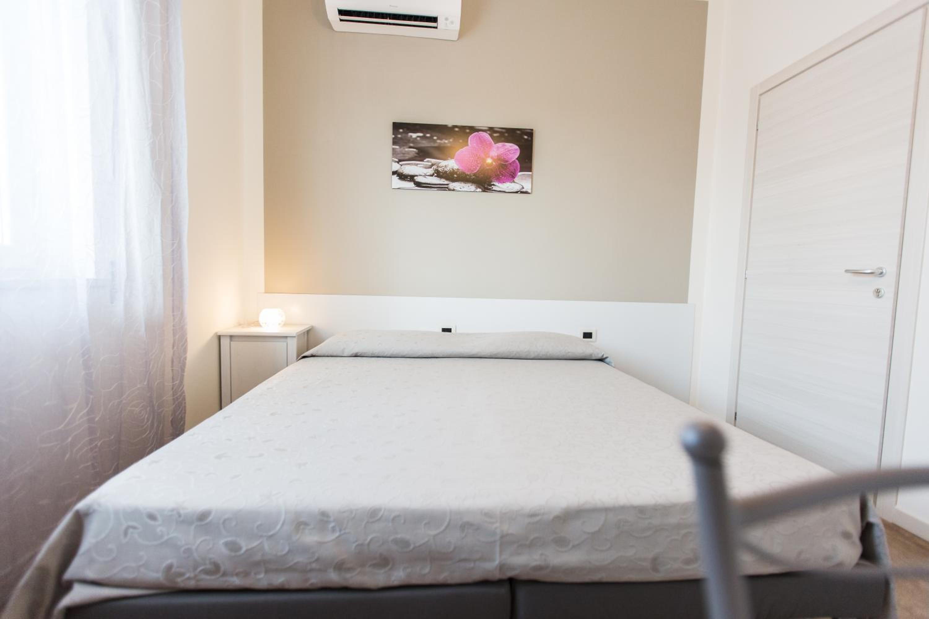 Double Room with Private Bathroom - Photo 3