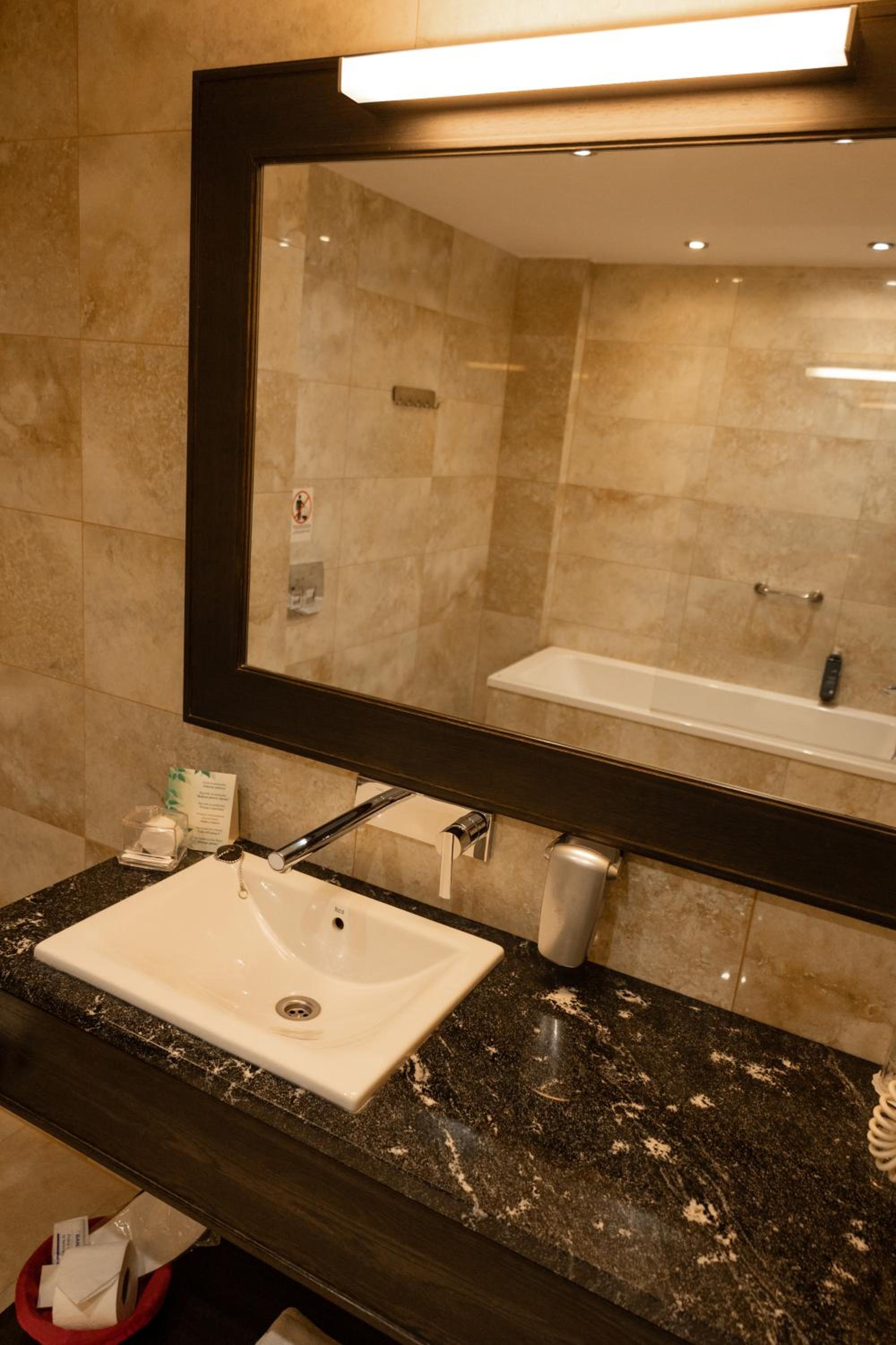 Deluxe Double Room with Bath photo 2