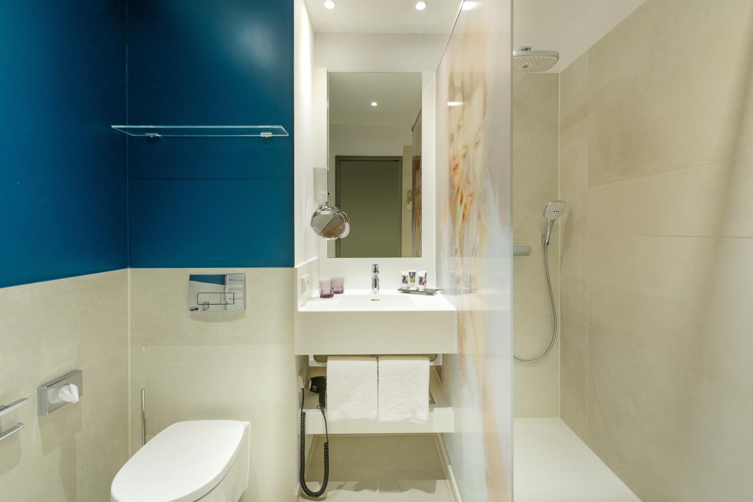 Superior Twin Room thumbnail 5