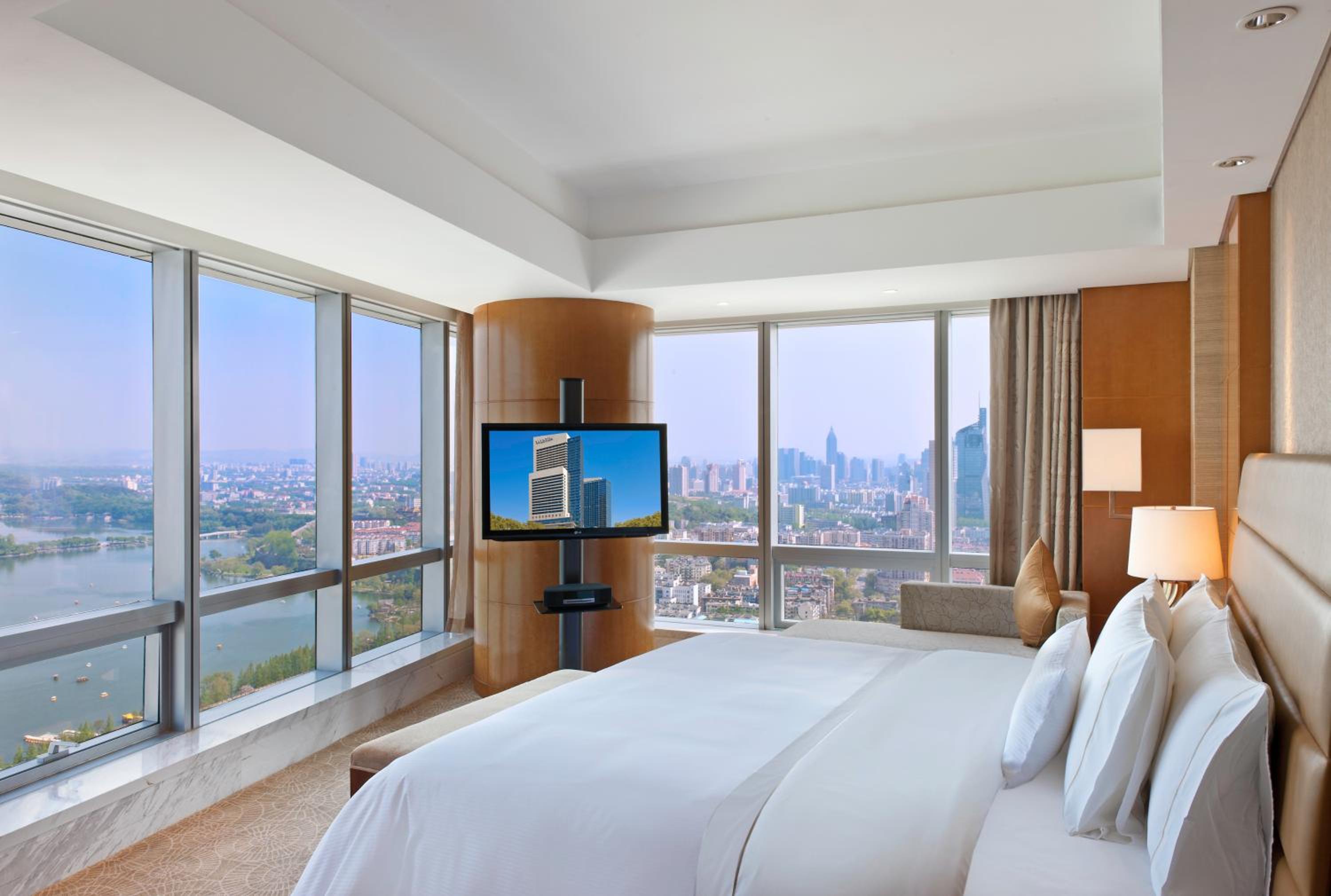 Executive Premier One-Bedroom King Suite - Club Level photo 2