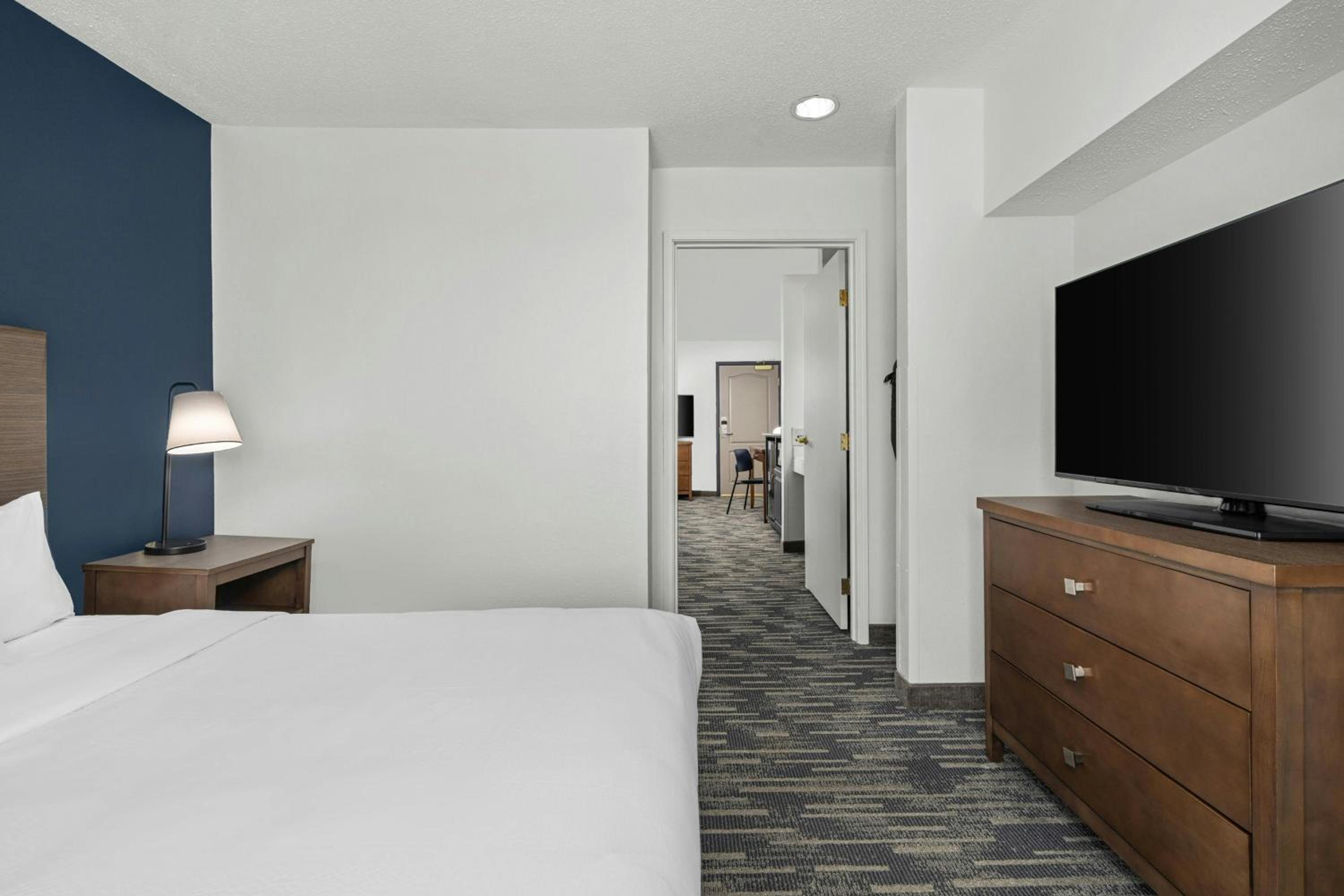 One-Bedroom Queen Suite with Sofa Bed - Photo 2