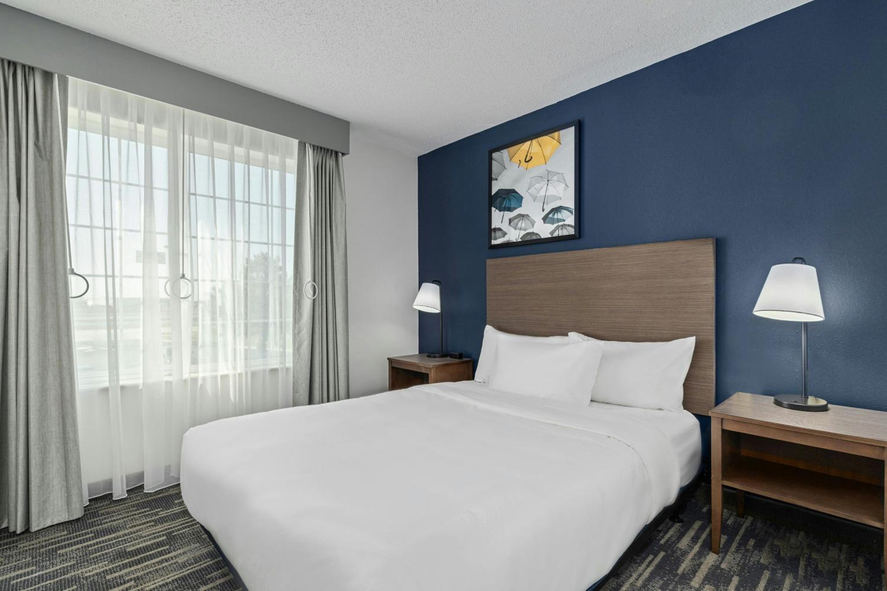 One-Bedroom Queen Suite with Sofa Bed - Photo 3