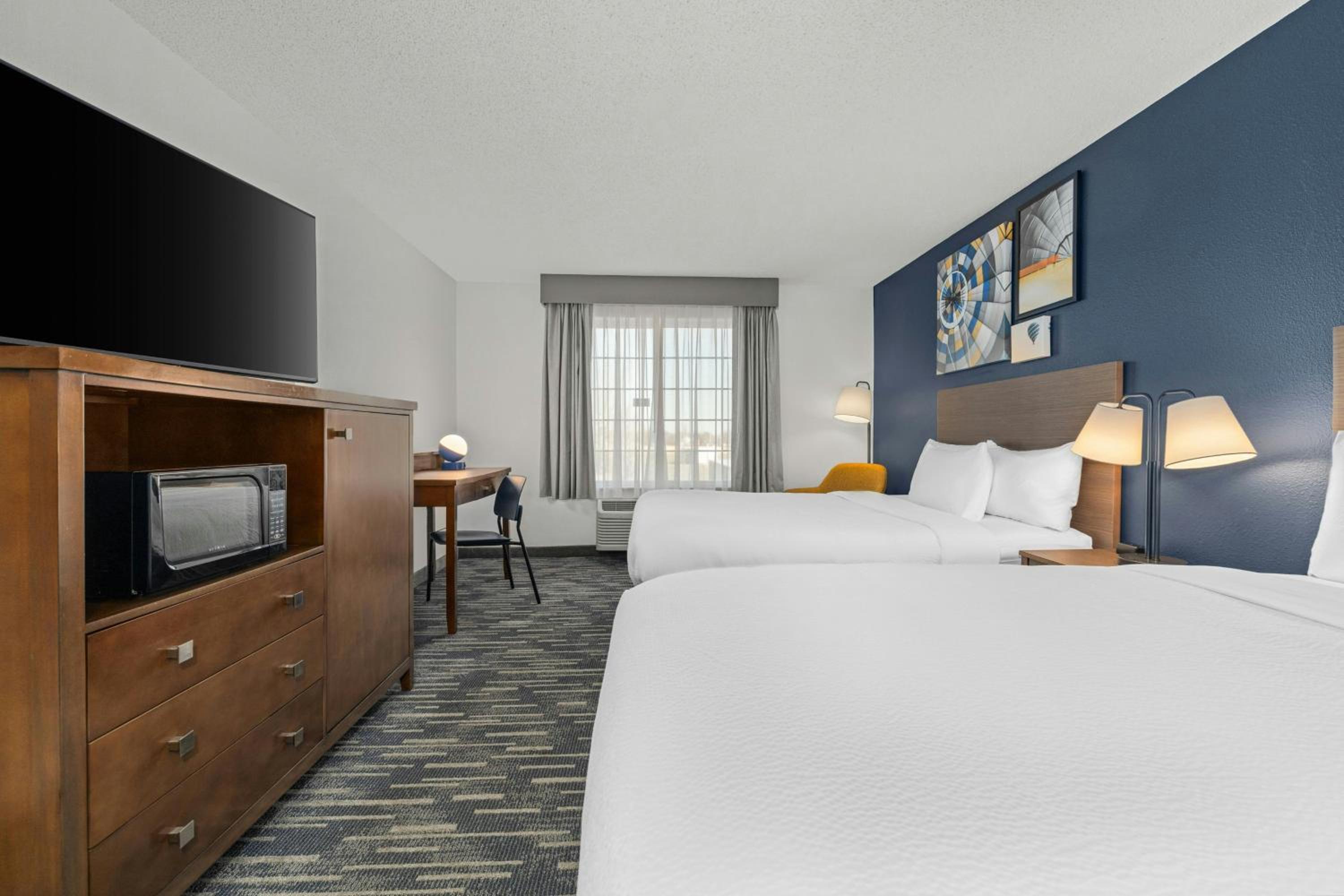 Standard Queen Room with Two Queen Beds photo 2