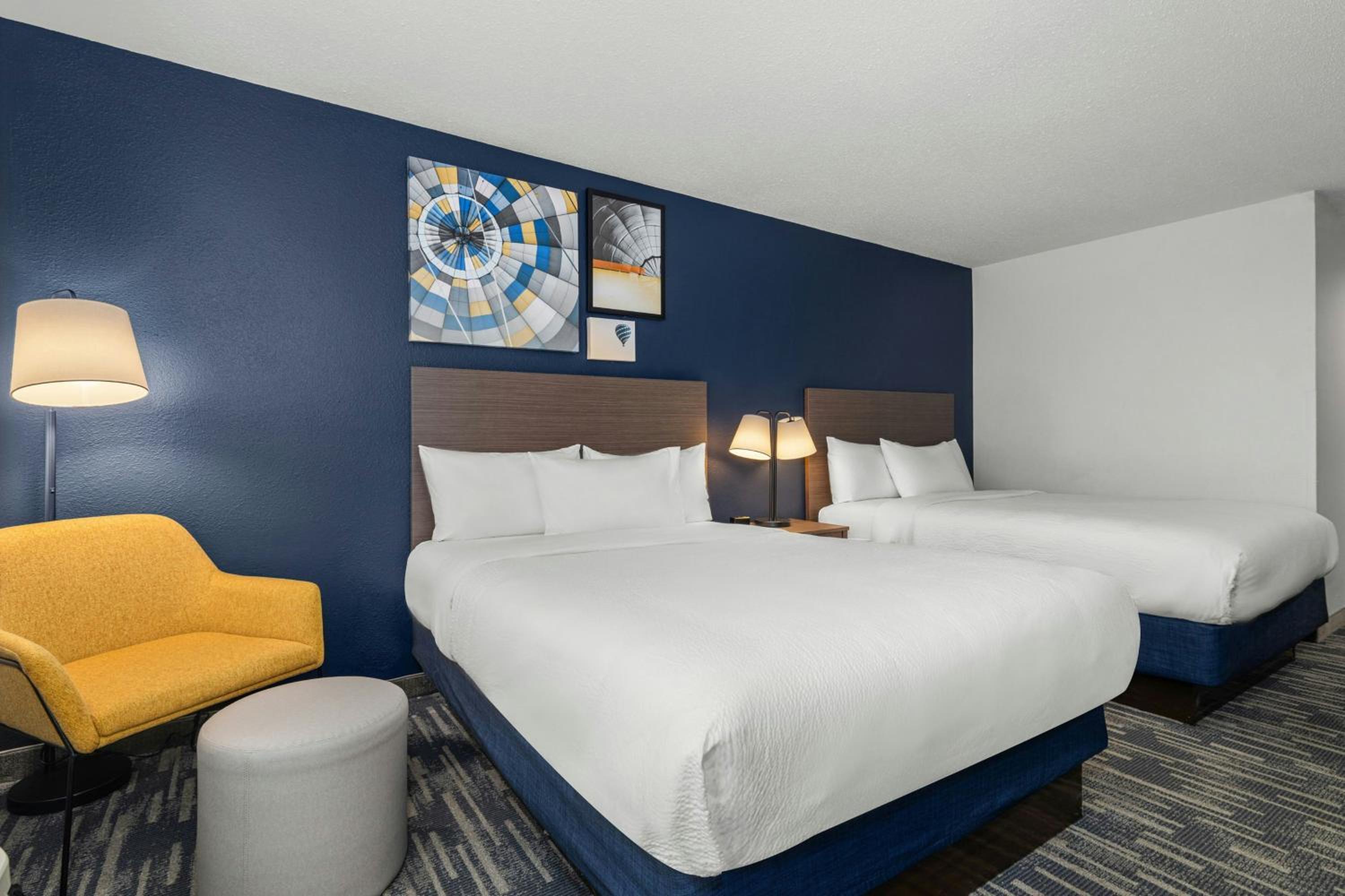 Standard Queen Room with Two Queen Beds photo 3