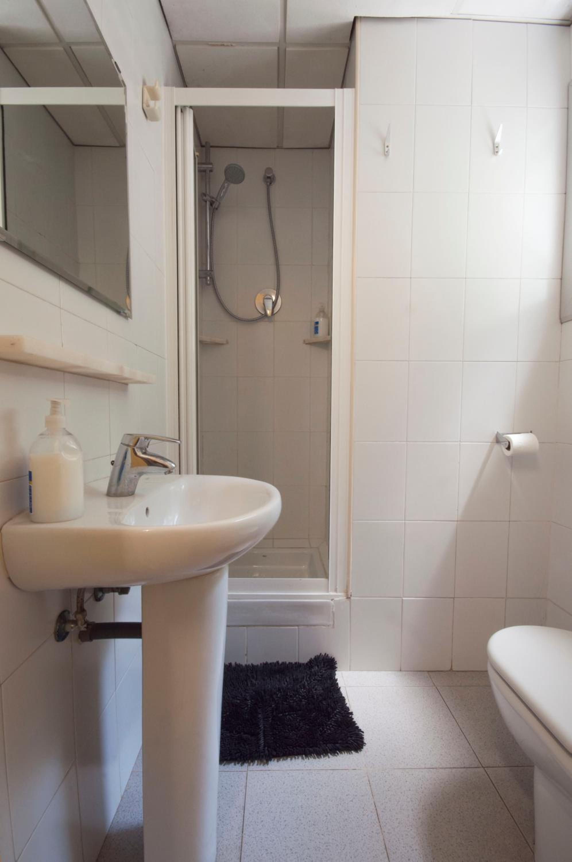 Twin Room with Private Bathroom photo 3