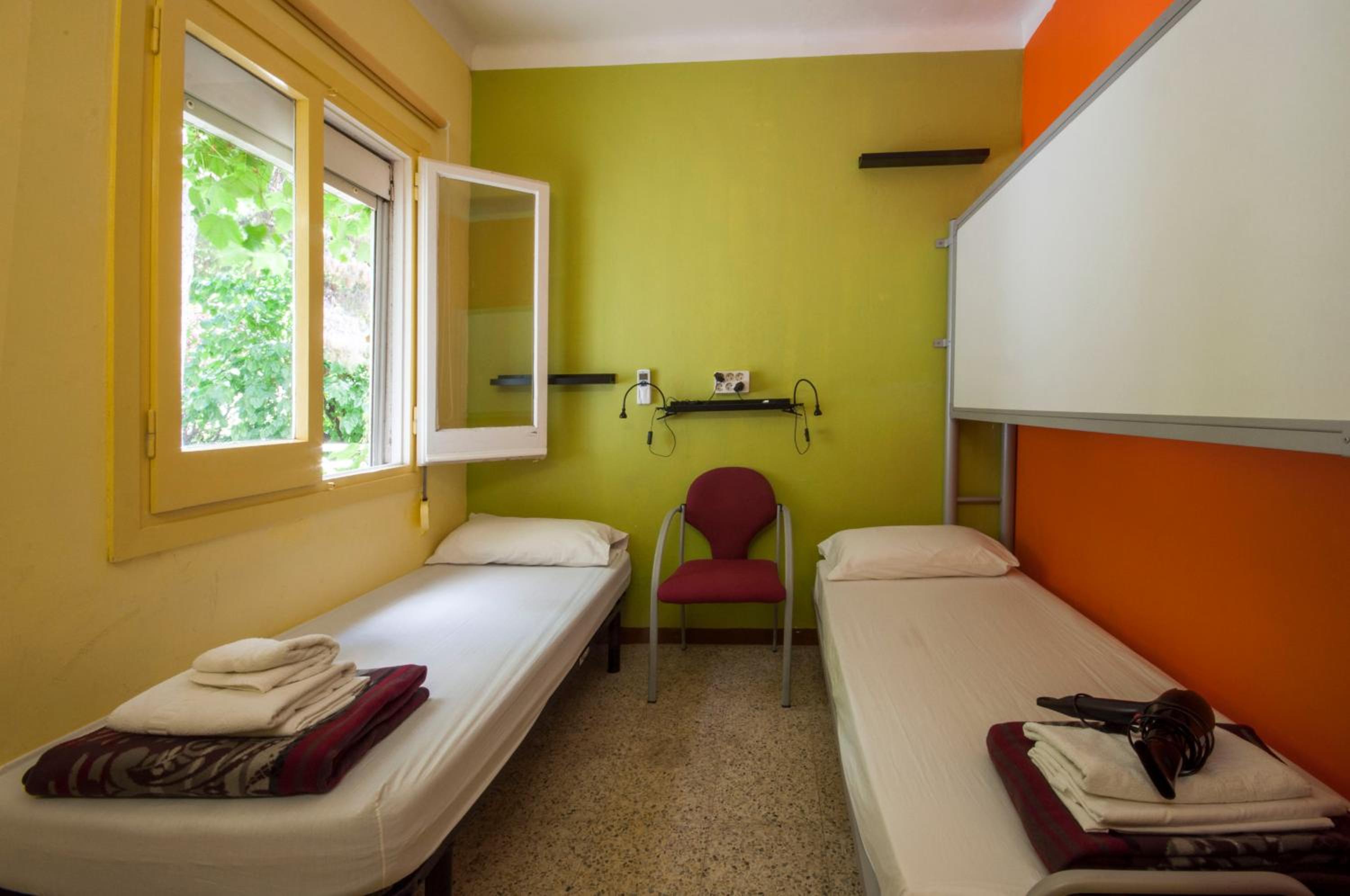 Twin Room with Private Bathroom photo 2