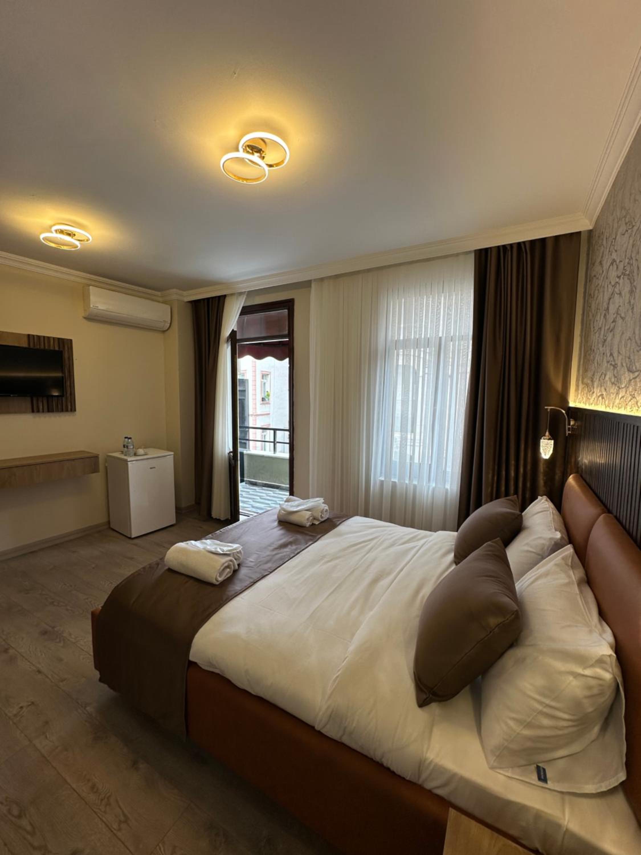 Deluxe Double Room with Balcony photo 2