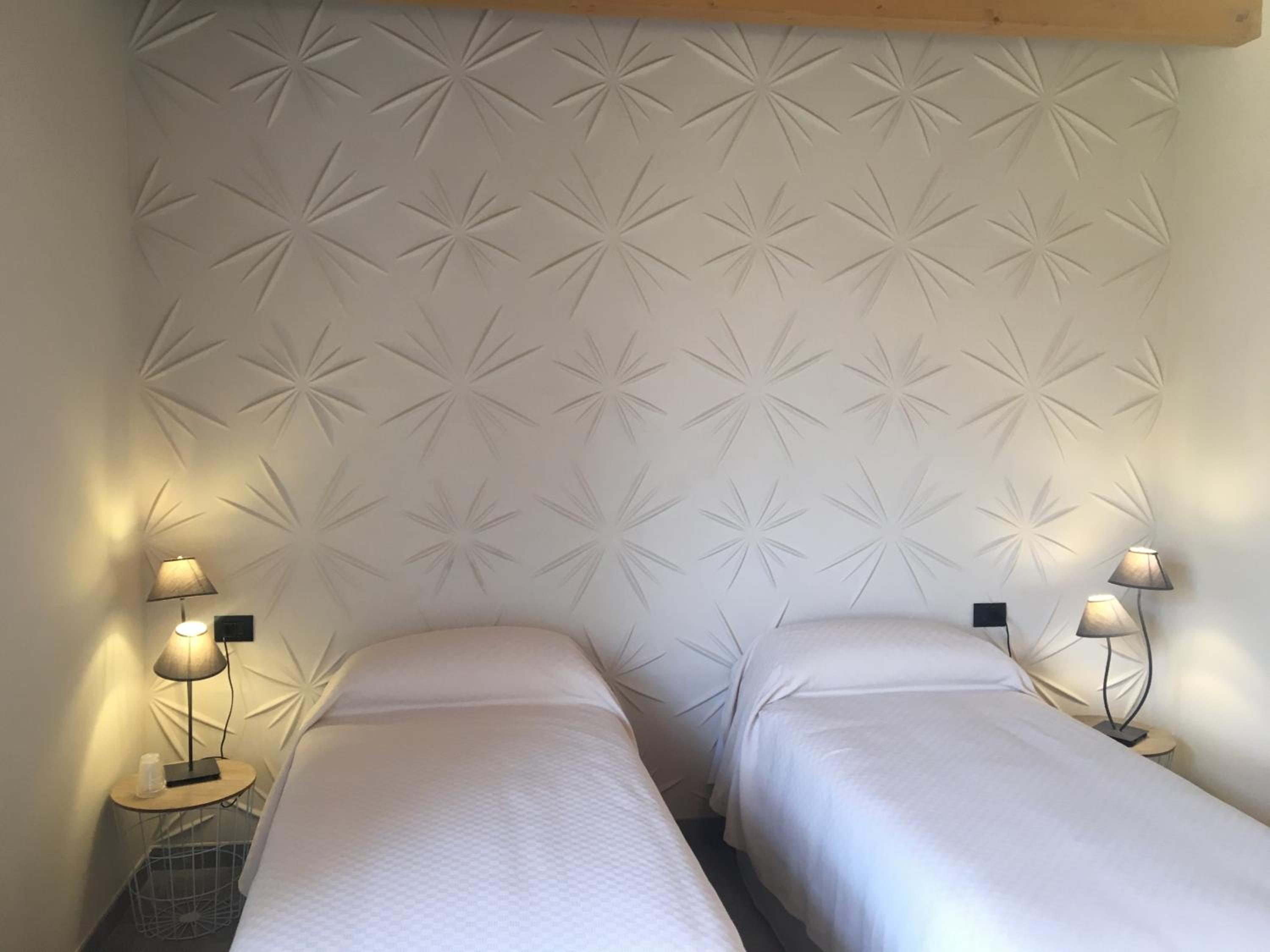 Twin Room with Bathroom - Photo 3