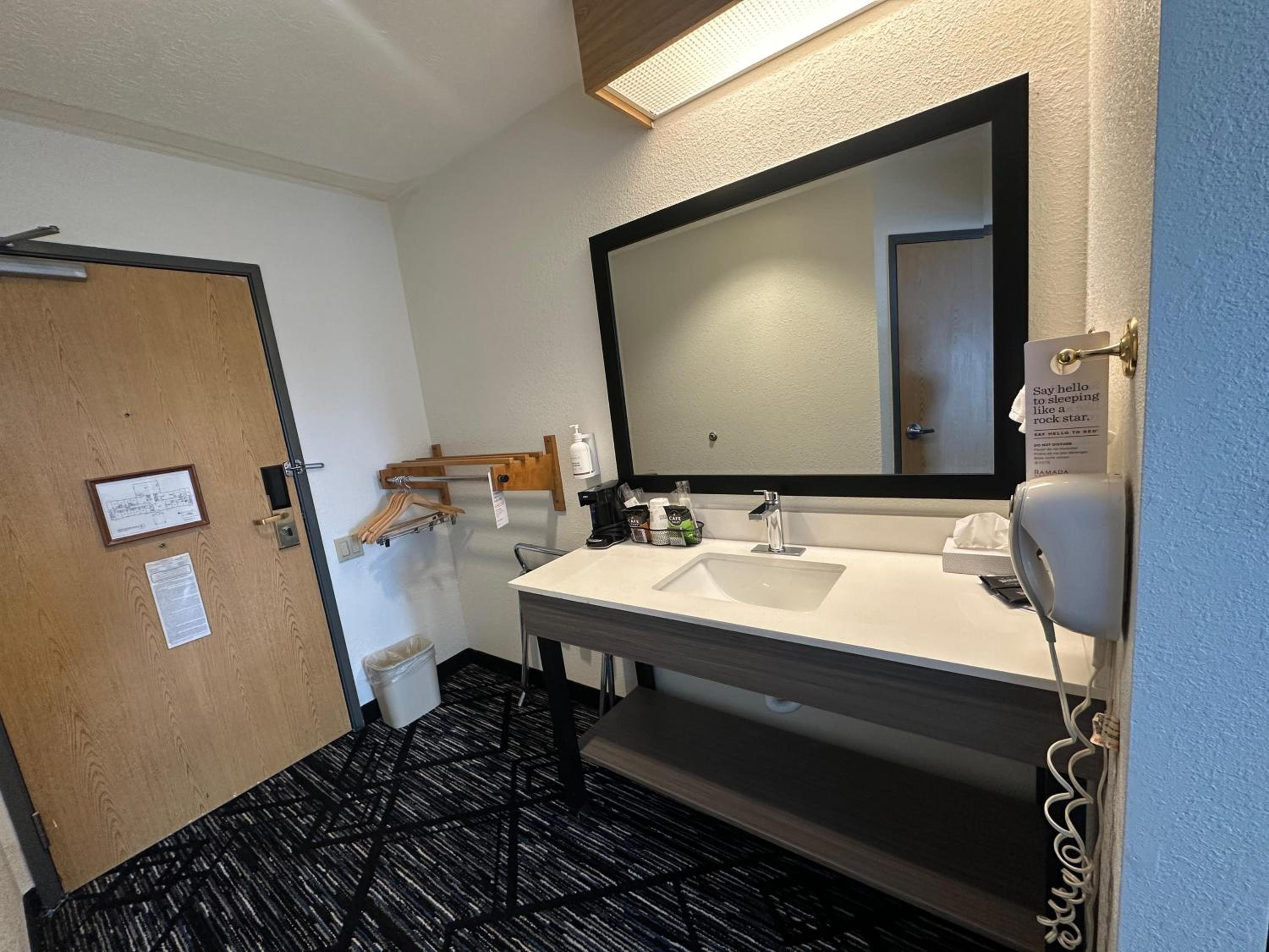 King Room - Disability Access/Non-Smoking - Photo 5