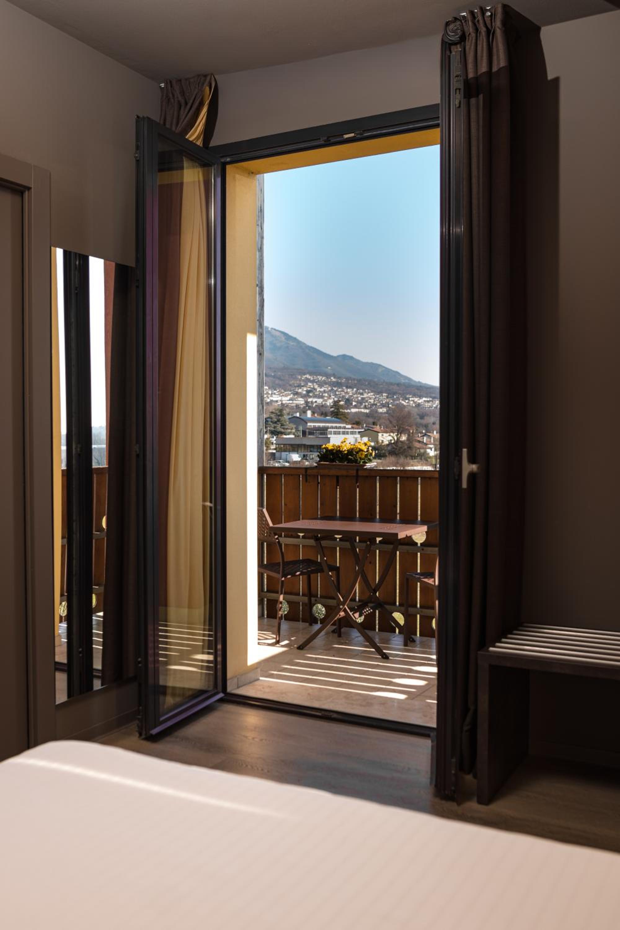 Double or Twin Room with Mountain View