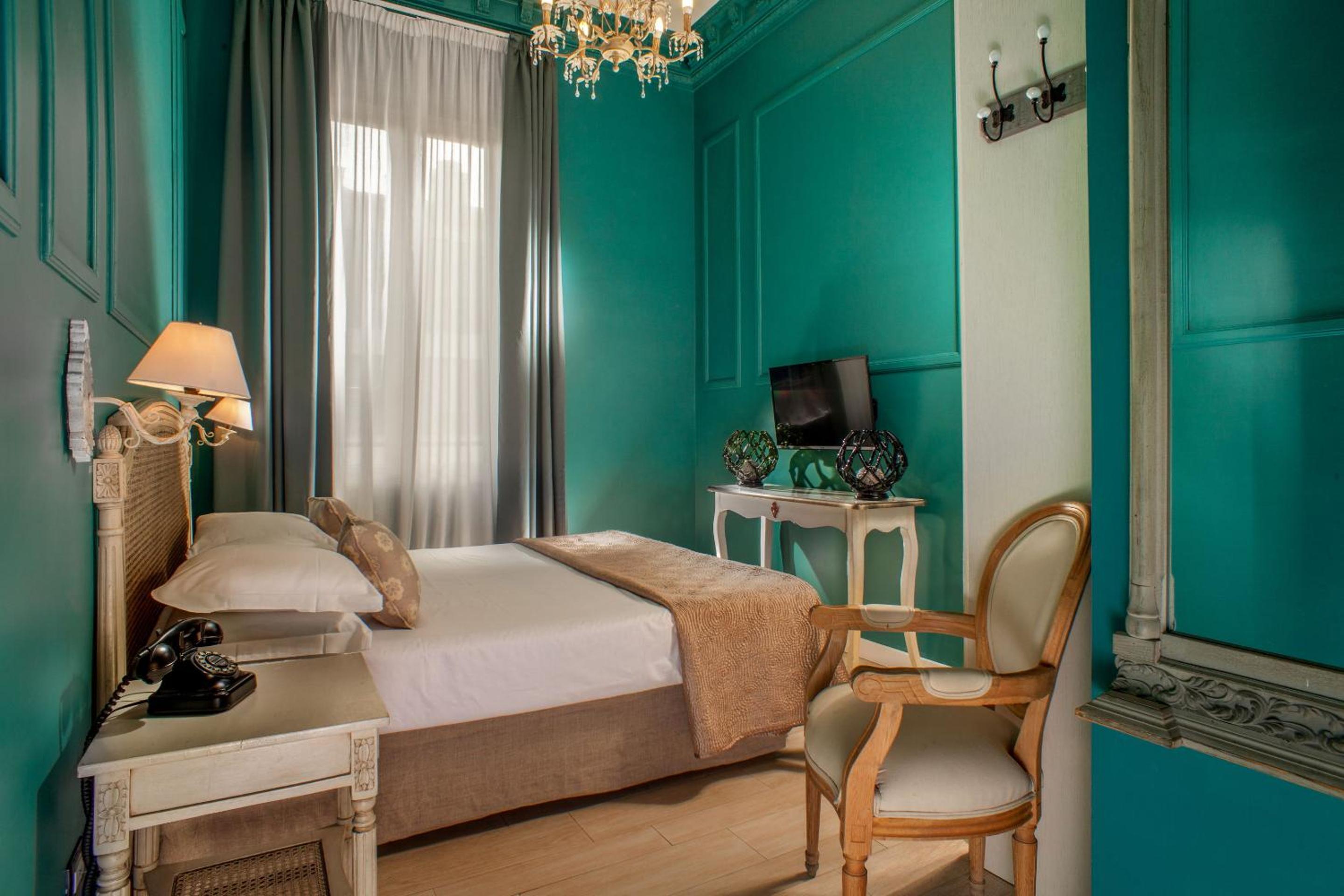 Standard Double or Twin Room thumbnail 6