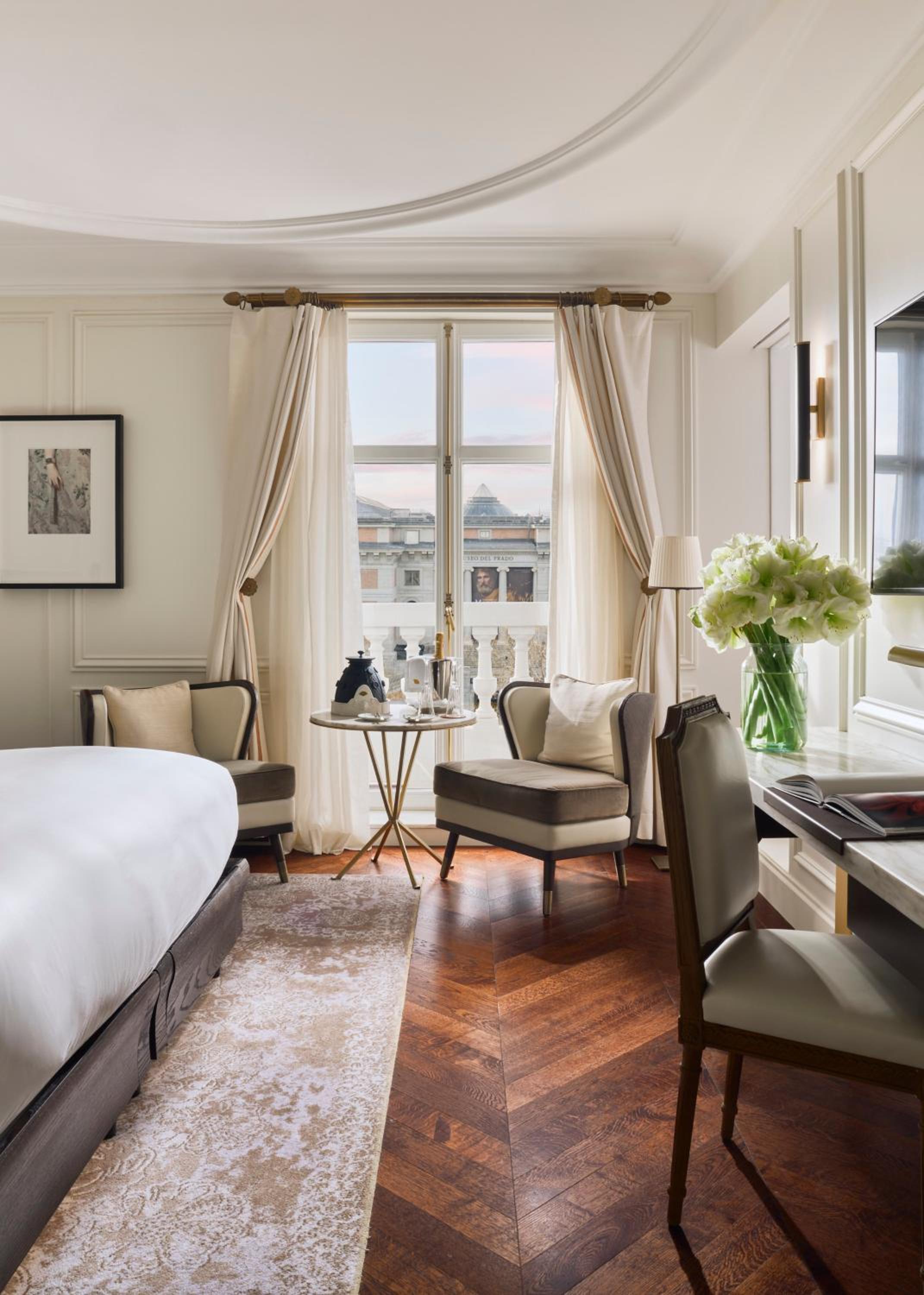 Deluxe Prado View Room King