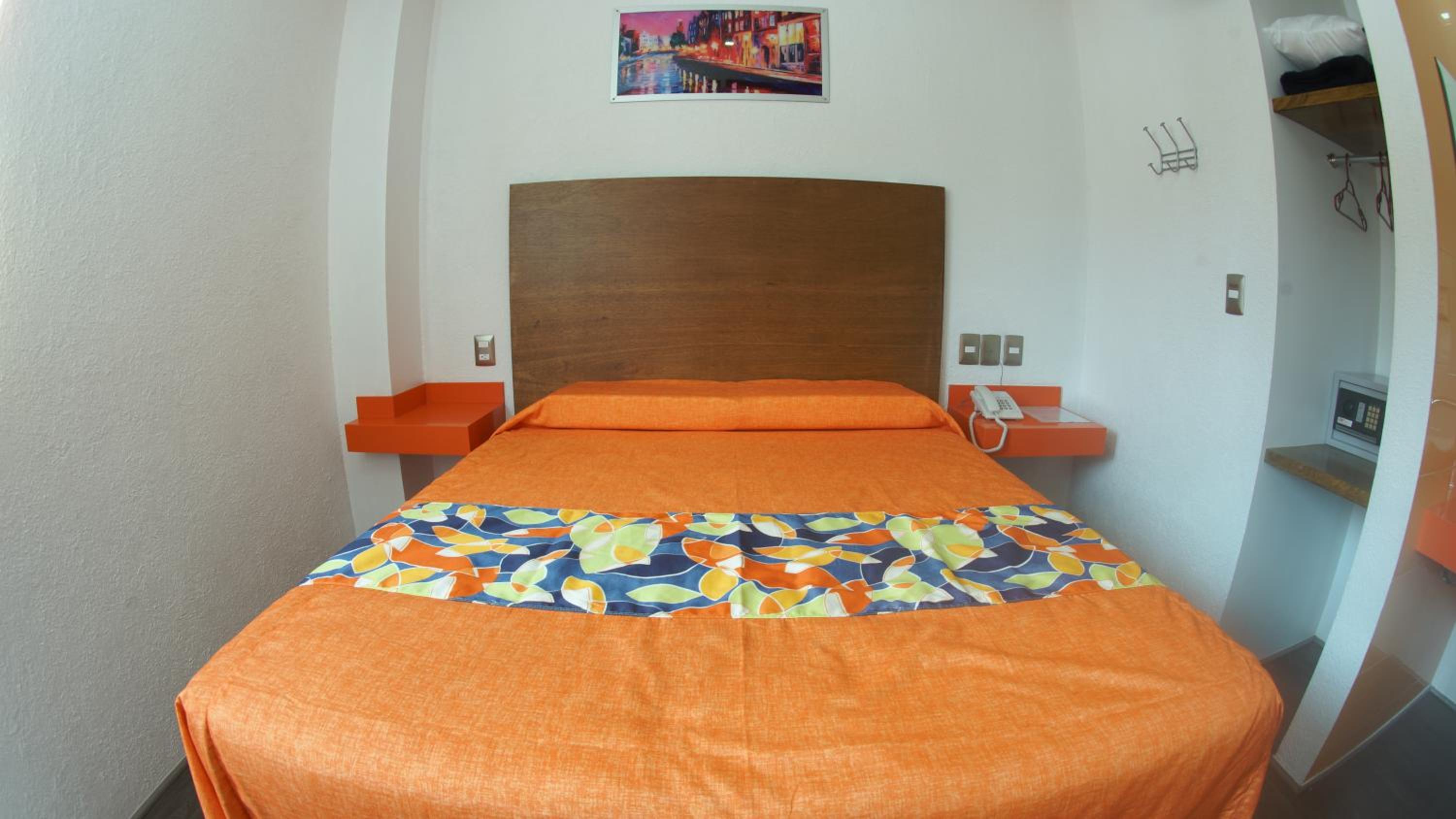 Queen Room photo 2