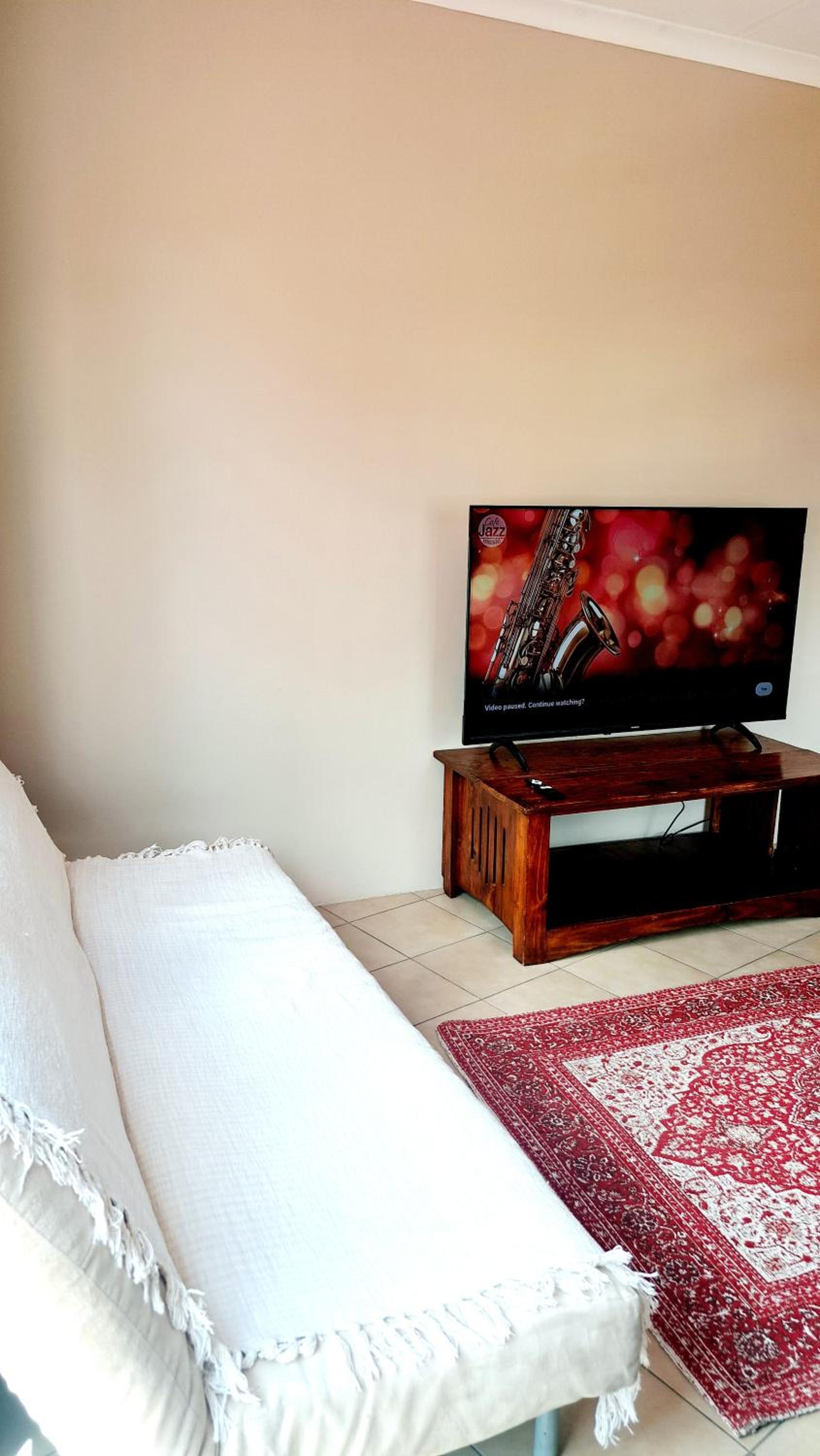 One-Bedroom Apartment - Non-Smoking photo 2