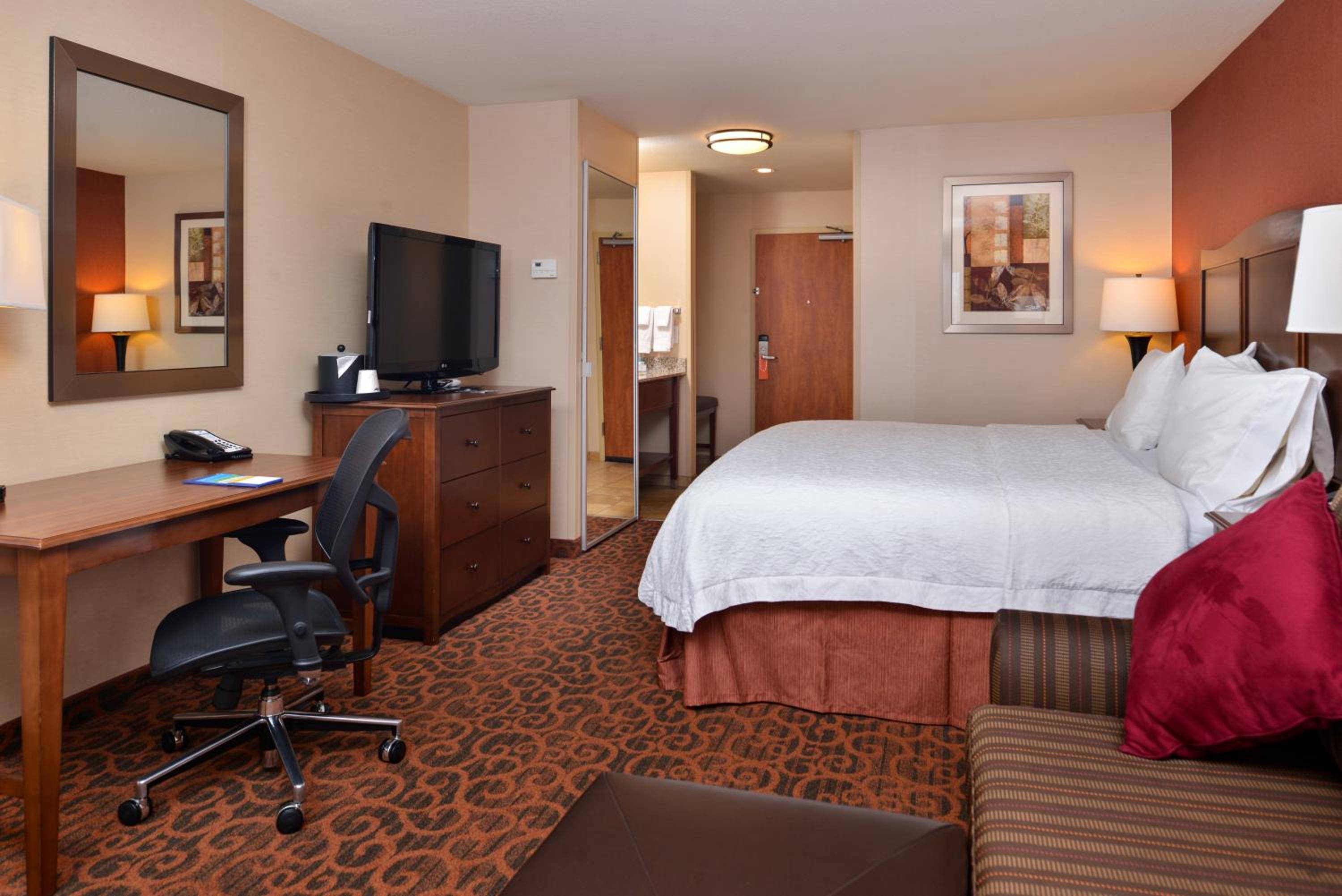 King Room with Sofa Bed - Hearing Accessible/Non-Smoking - Photo 4