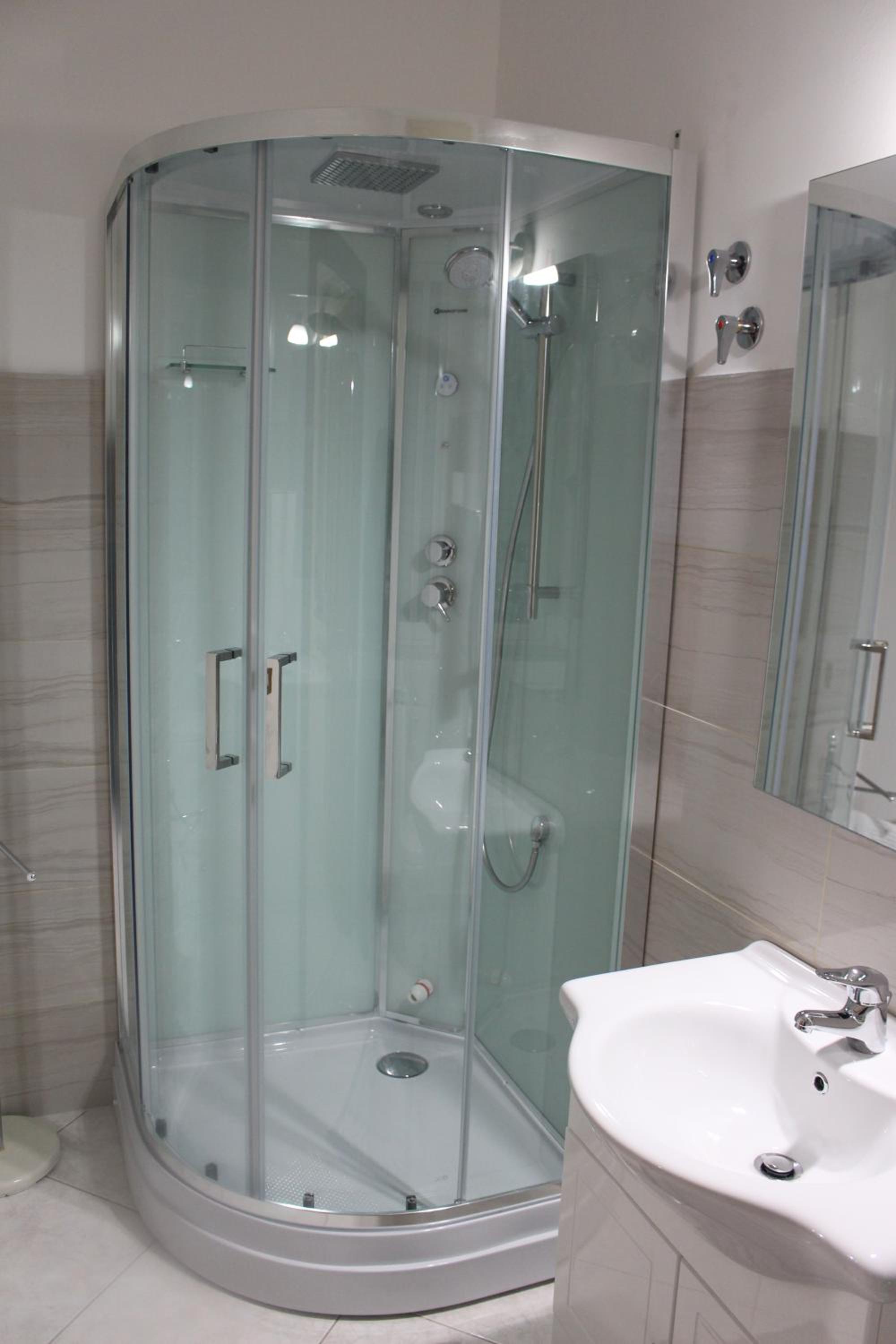 Double or Twin Room with Private Bathroom - Photo 2
