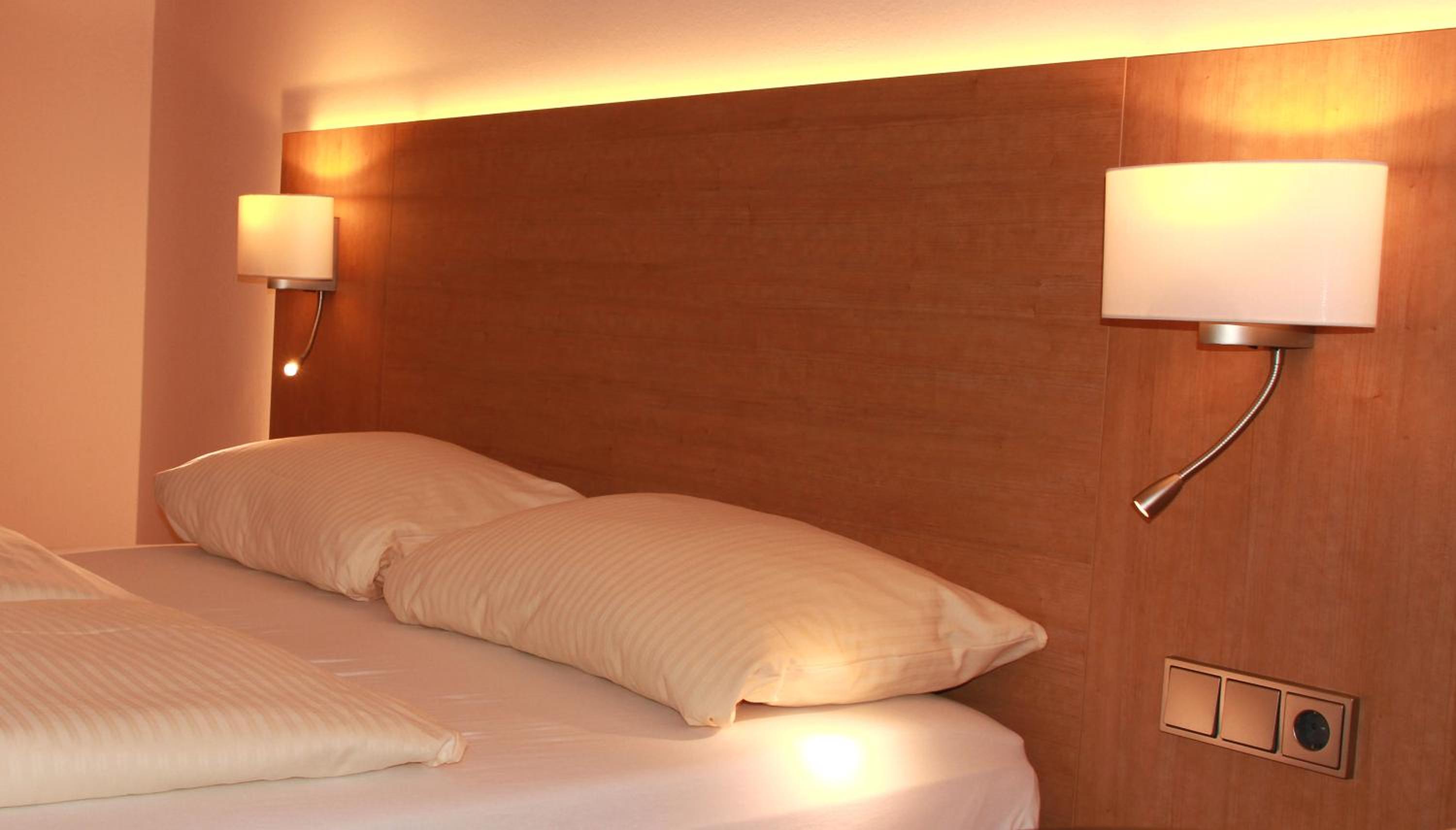 Standard Double Room - Photo 9