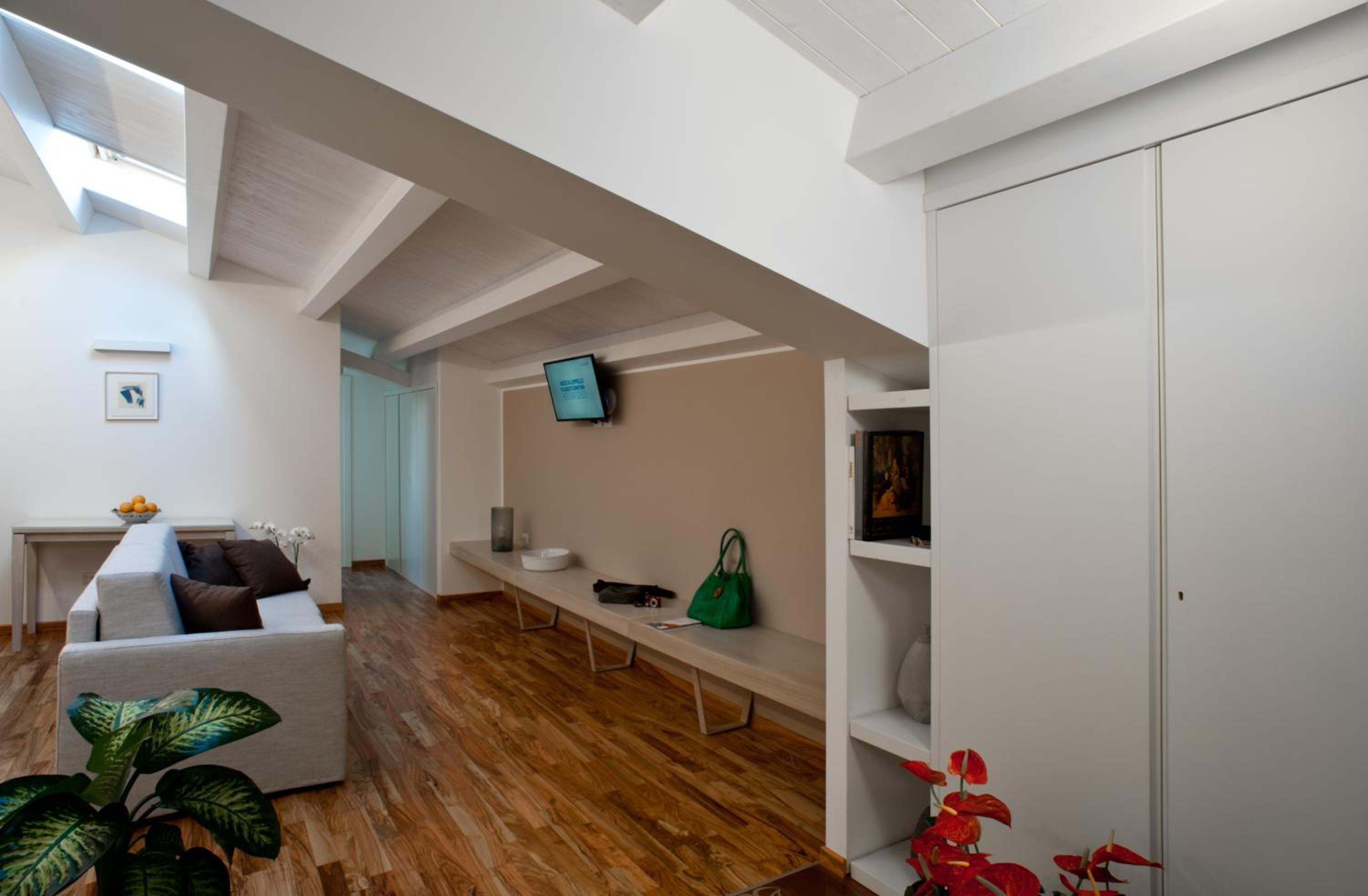 One-Bedroom Apartment photo 3