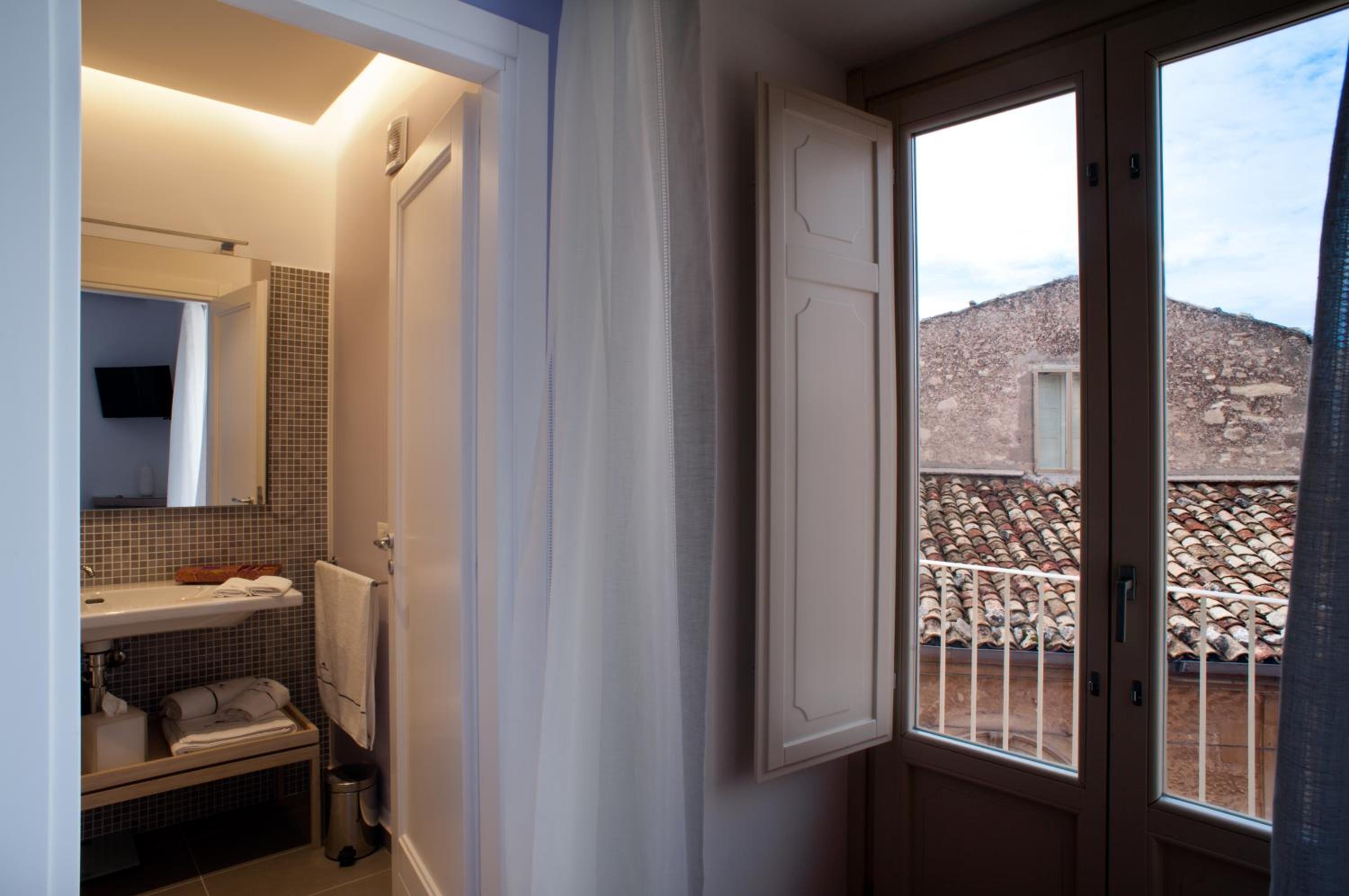 Apartment with Balcony photo 2