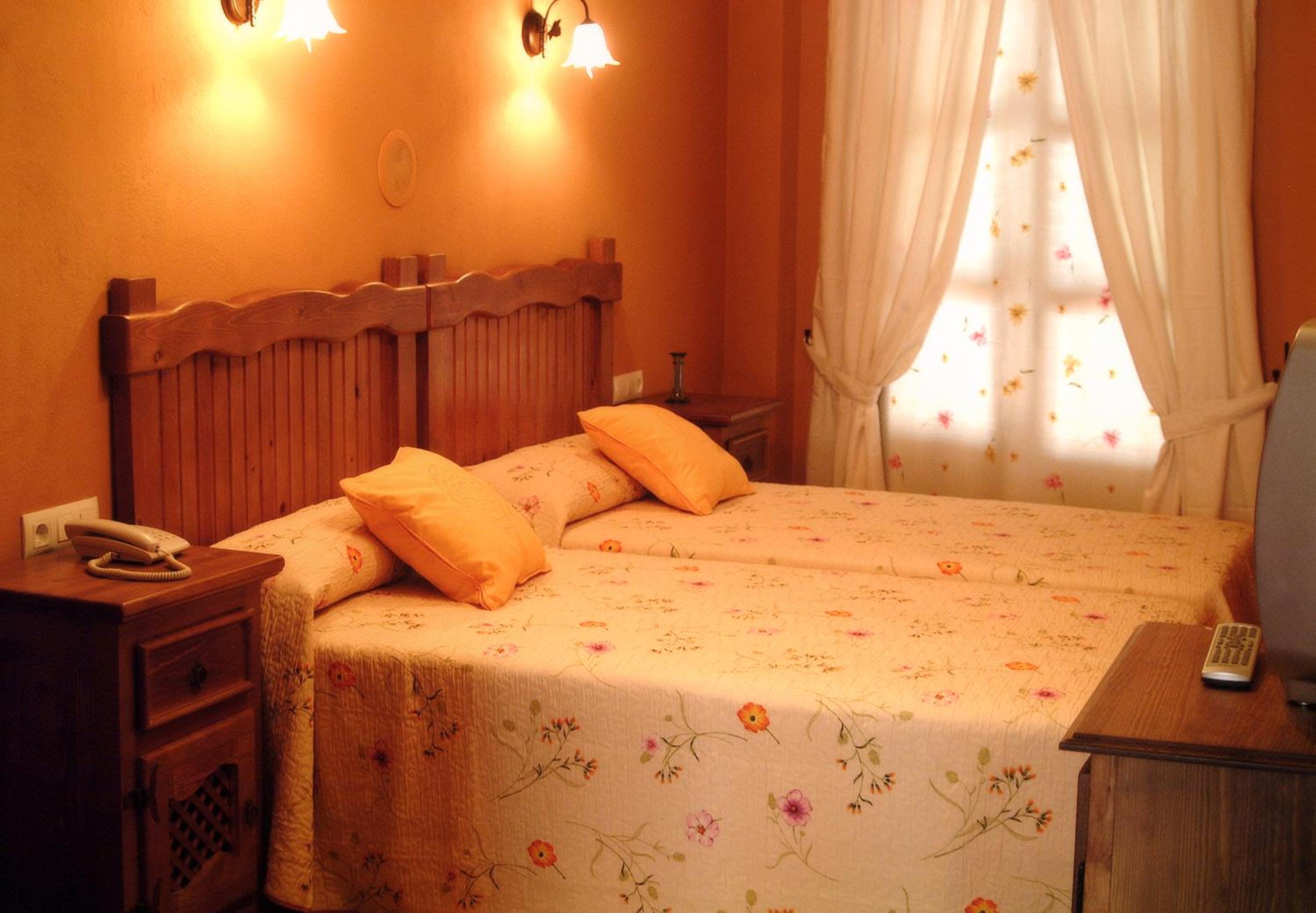 Double or Twin Room - Photo 5