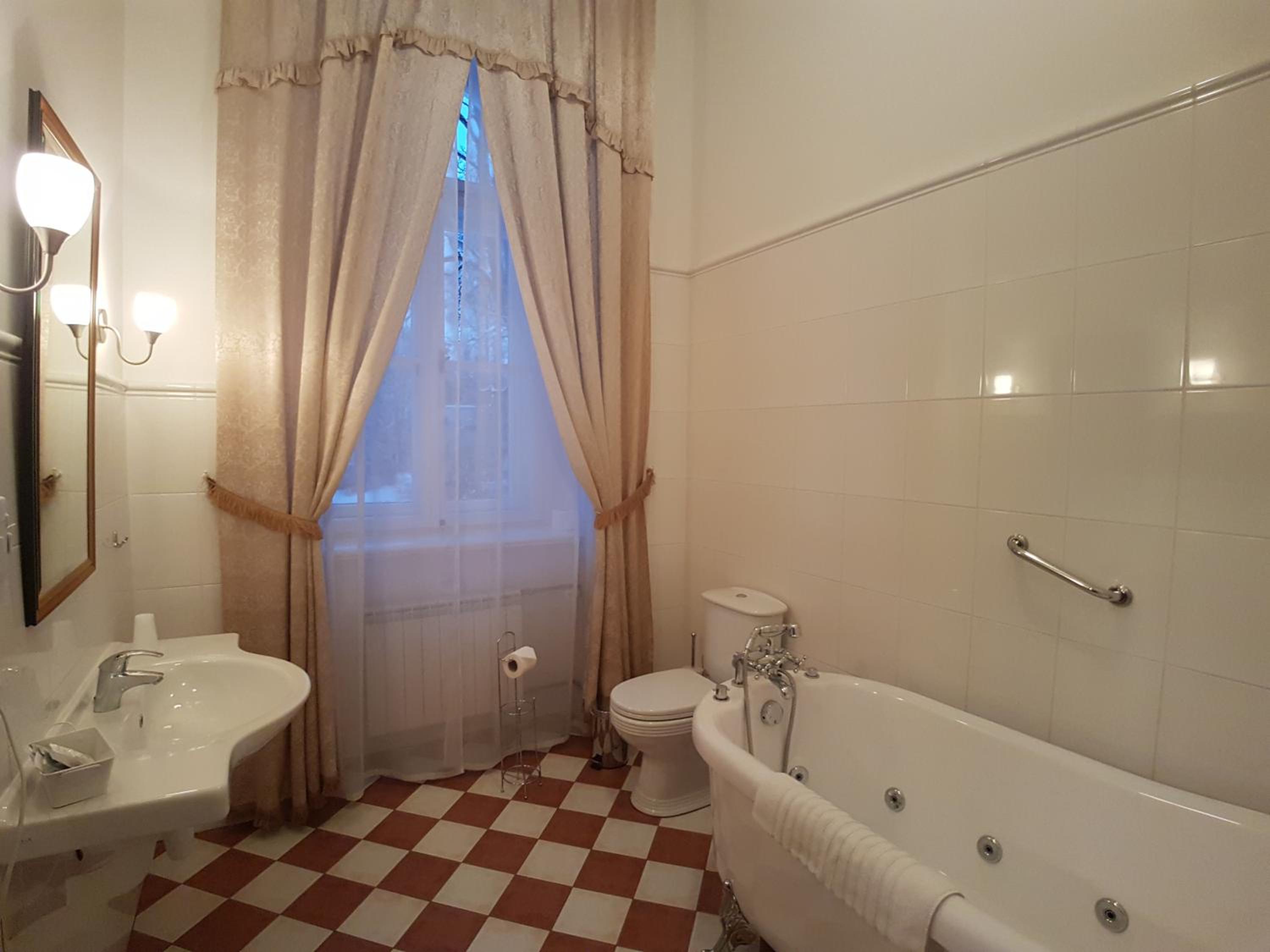 King Suite with Spa Bath photo 2