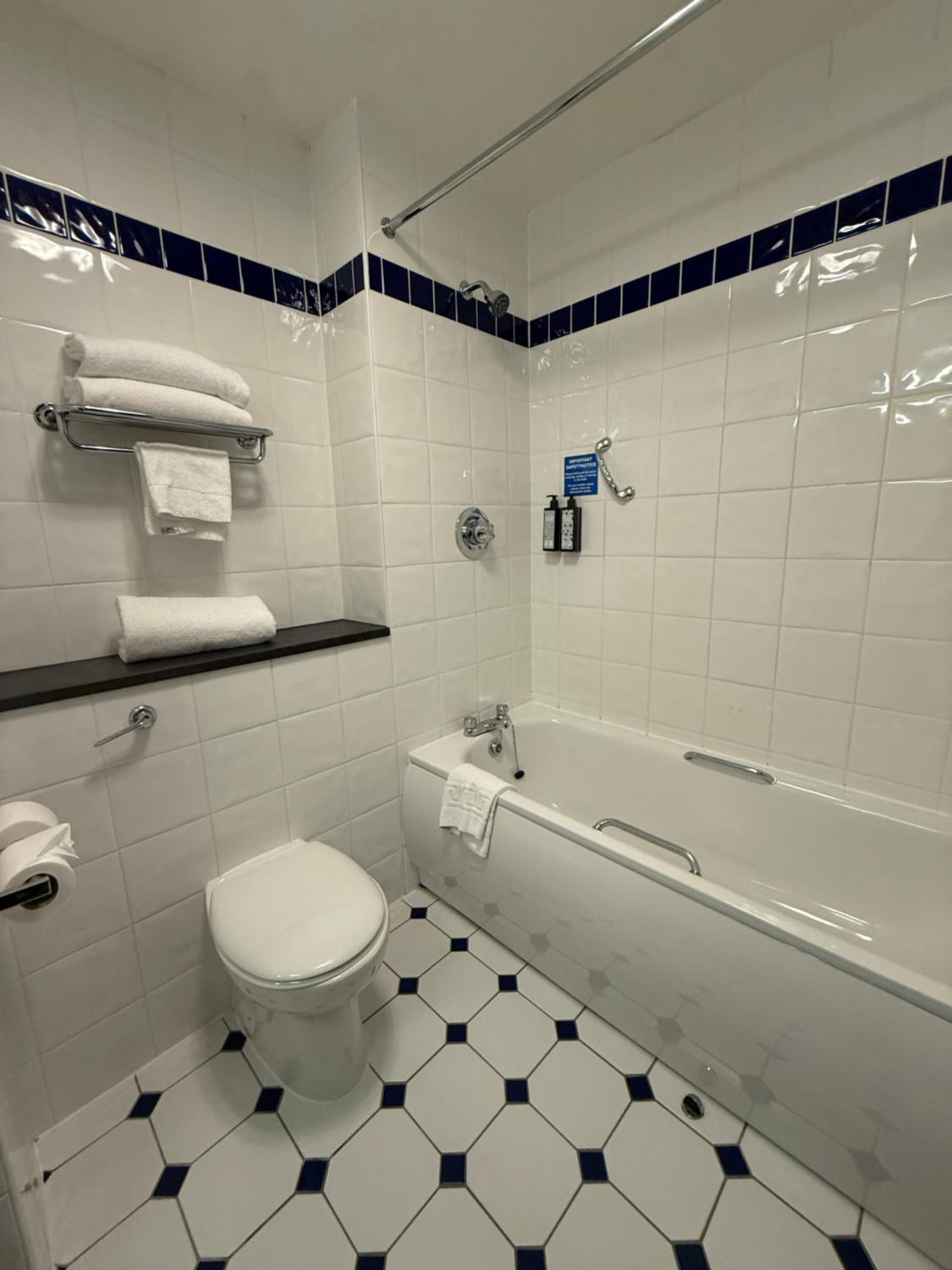 Standard King Room - Non-Smoking  - Photo 4