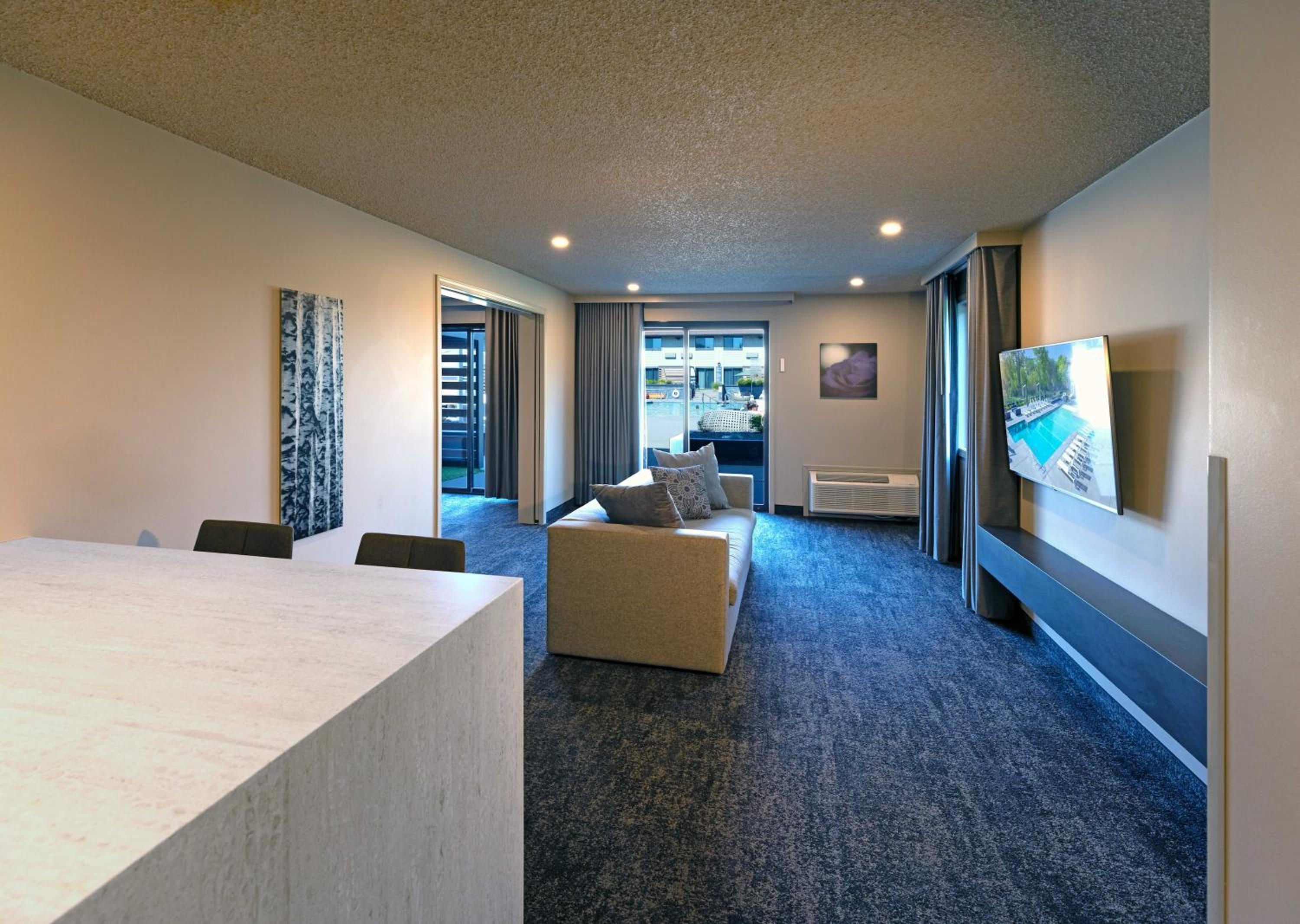 Suite with Pool View photo 3