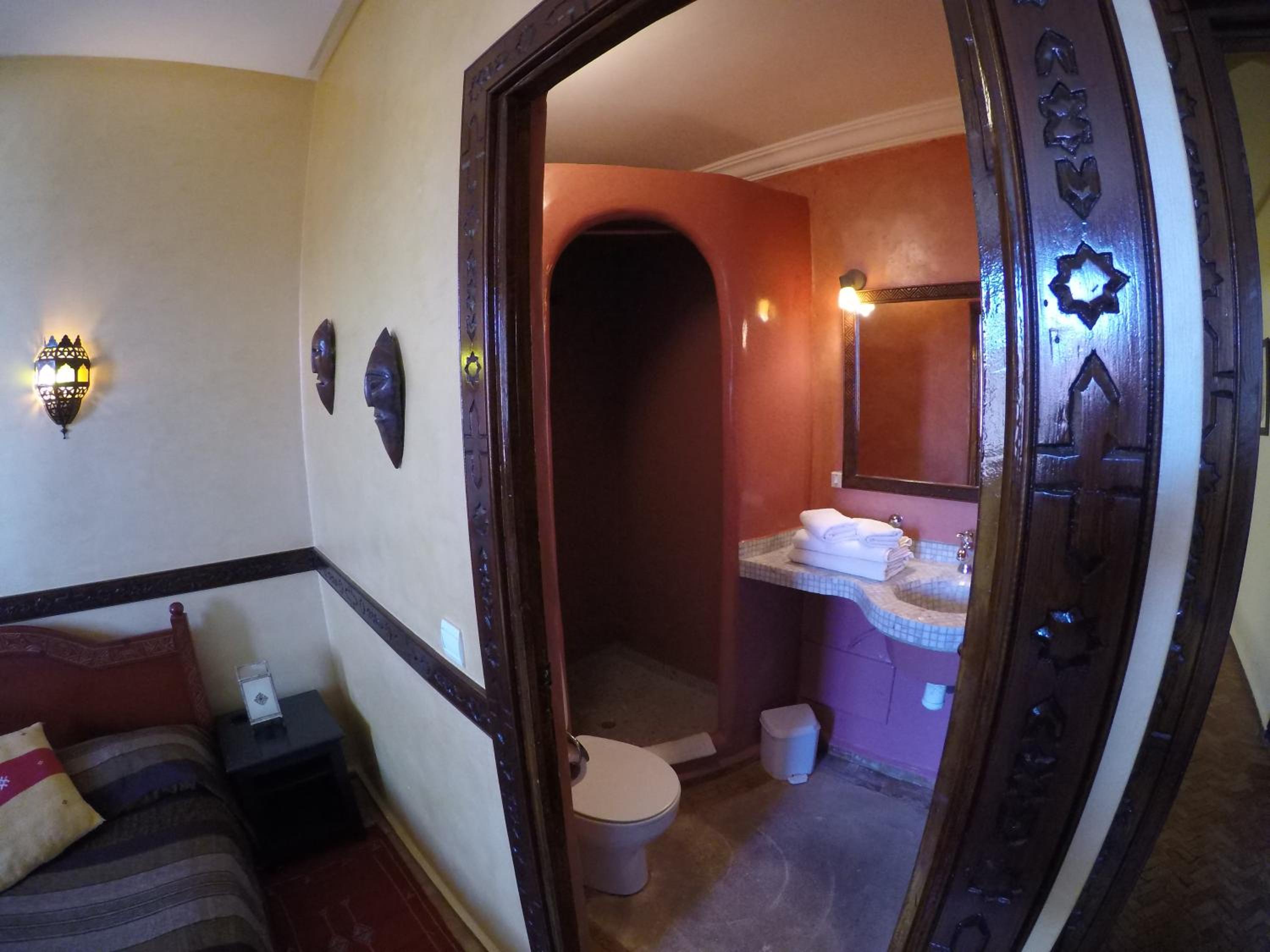 Standard Double Room - Photo 11