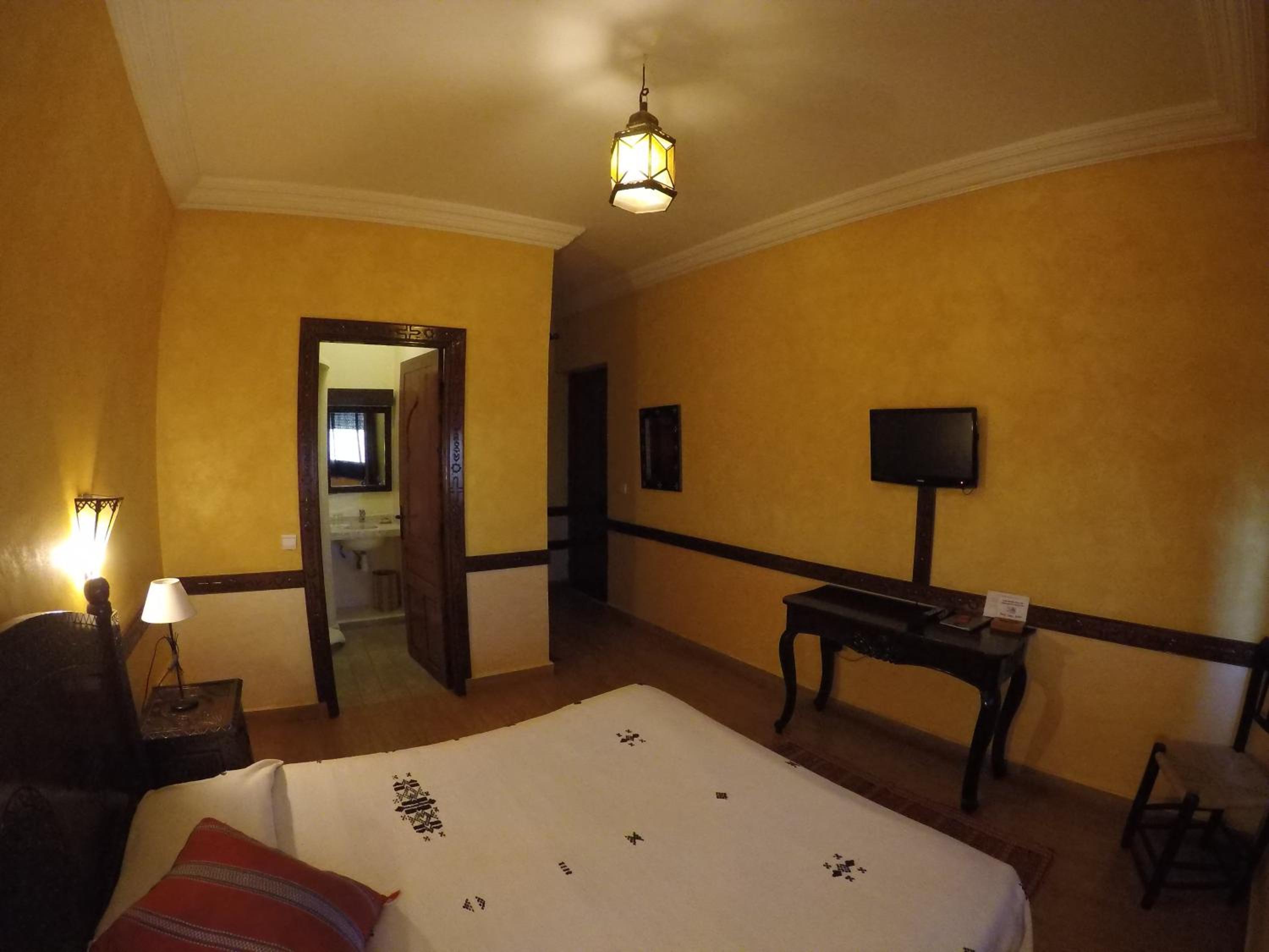 Standard Double Room - Photo 13