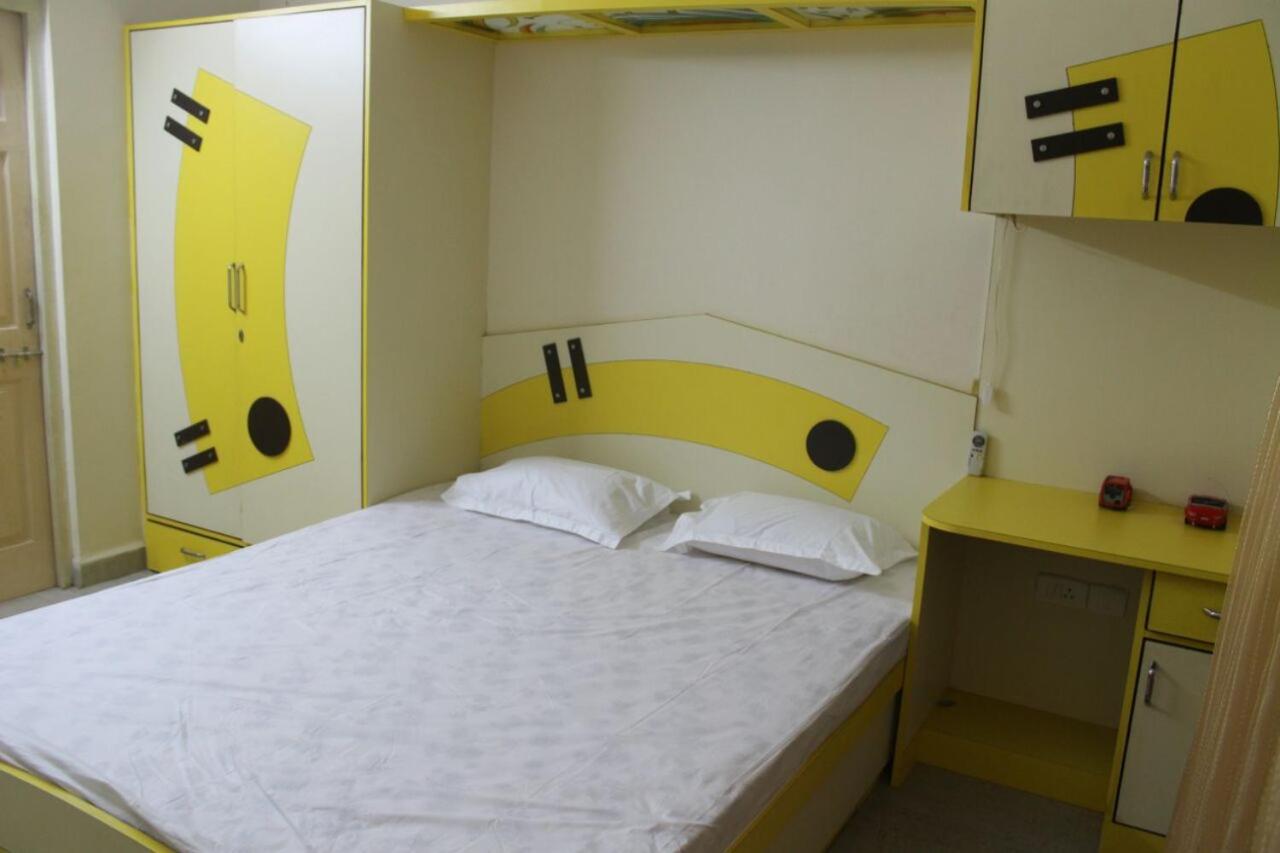 Deluxe King Room - Photo 9