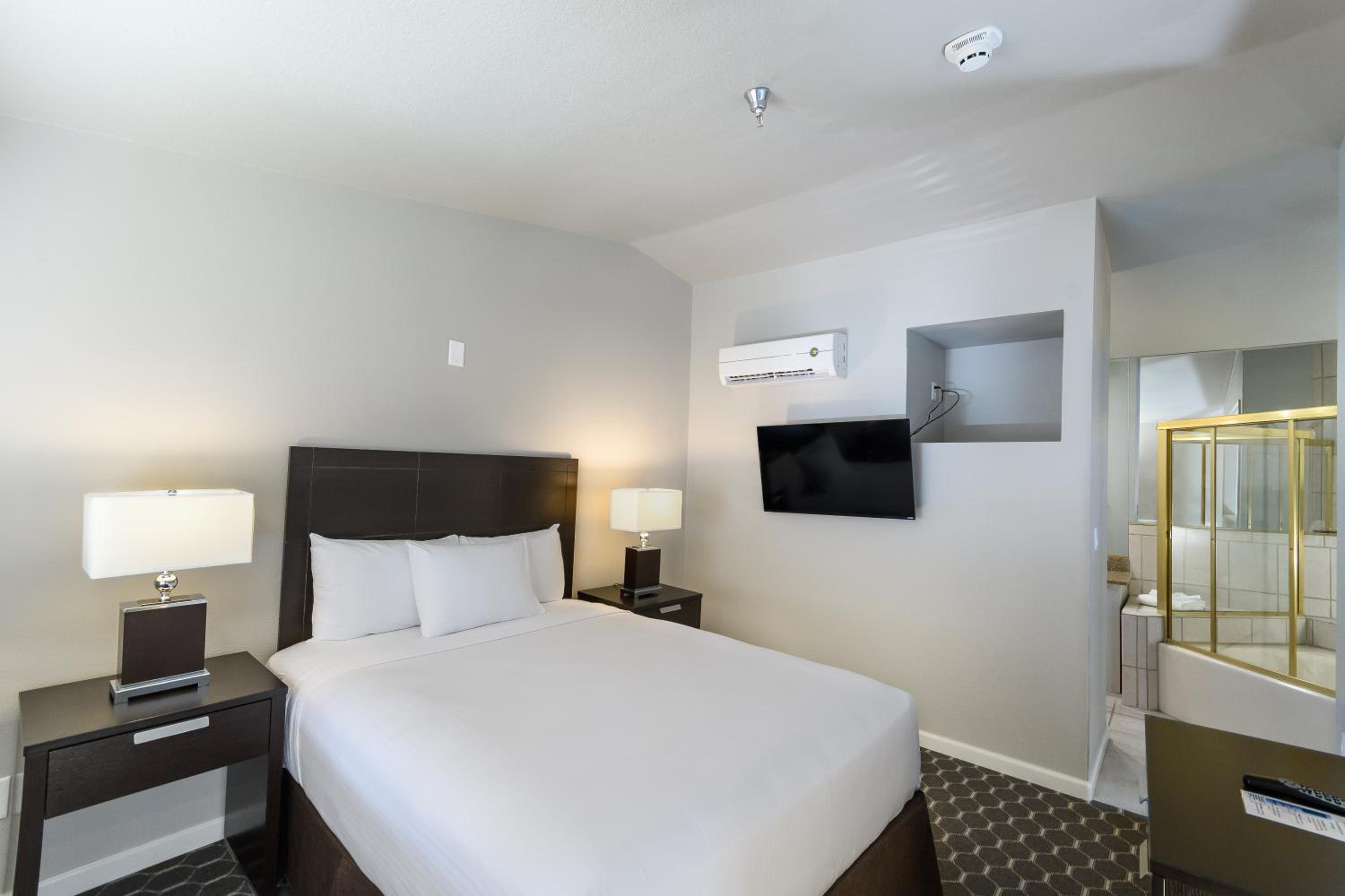 Two-Bedroom Suite - Photo 4