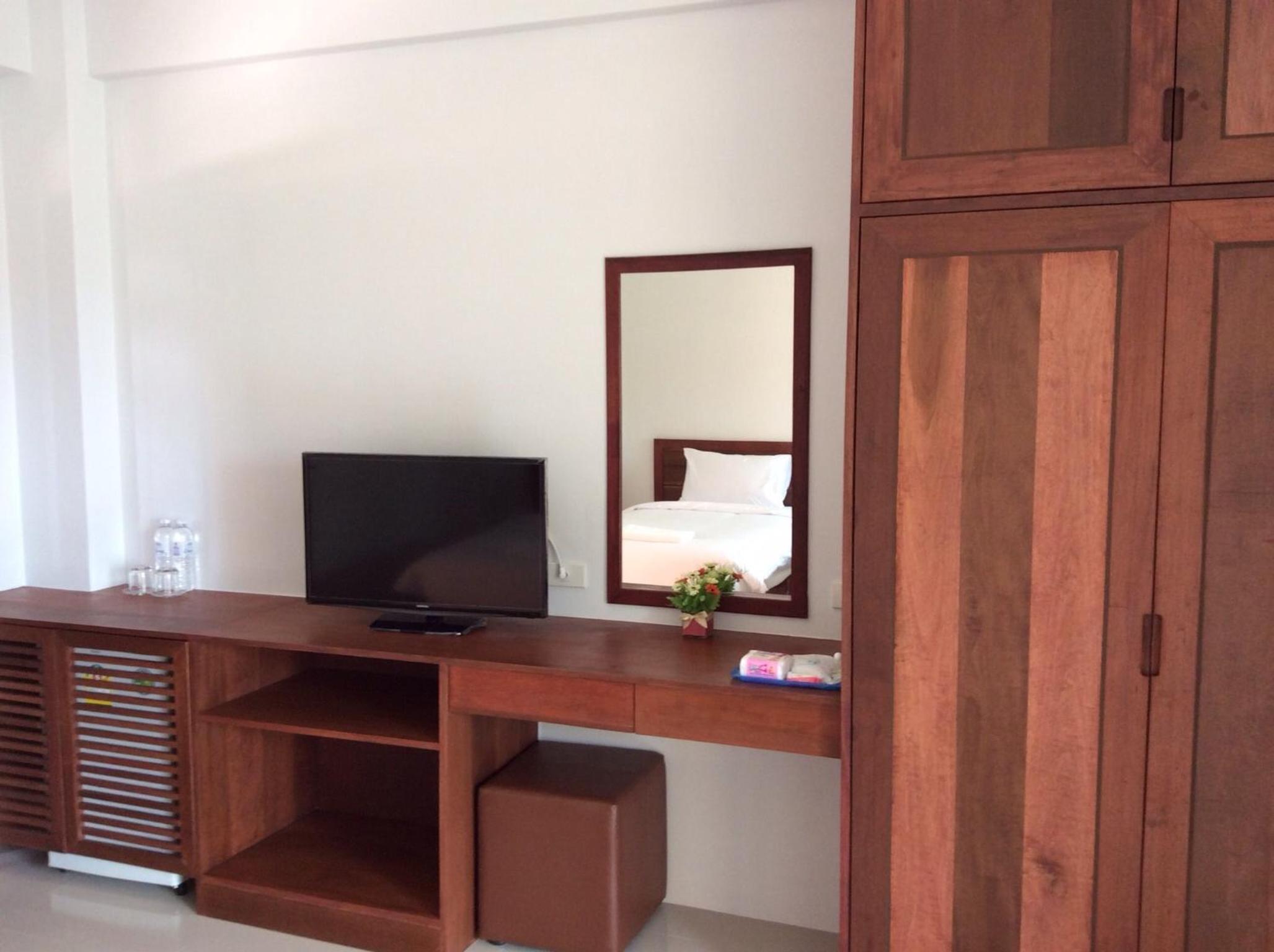 Deluxe Double Room with Balcony - Photo 11