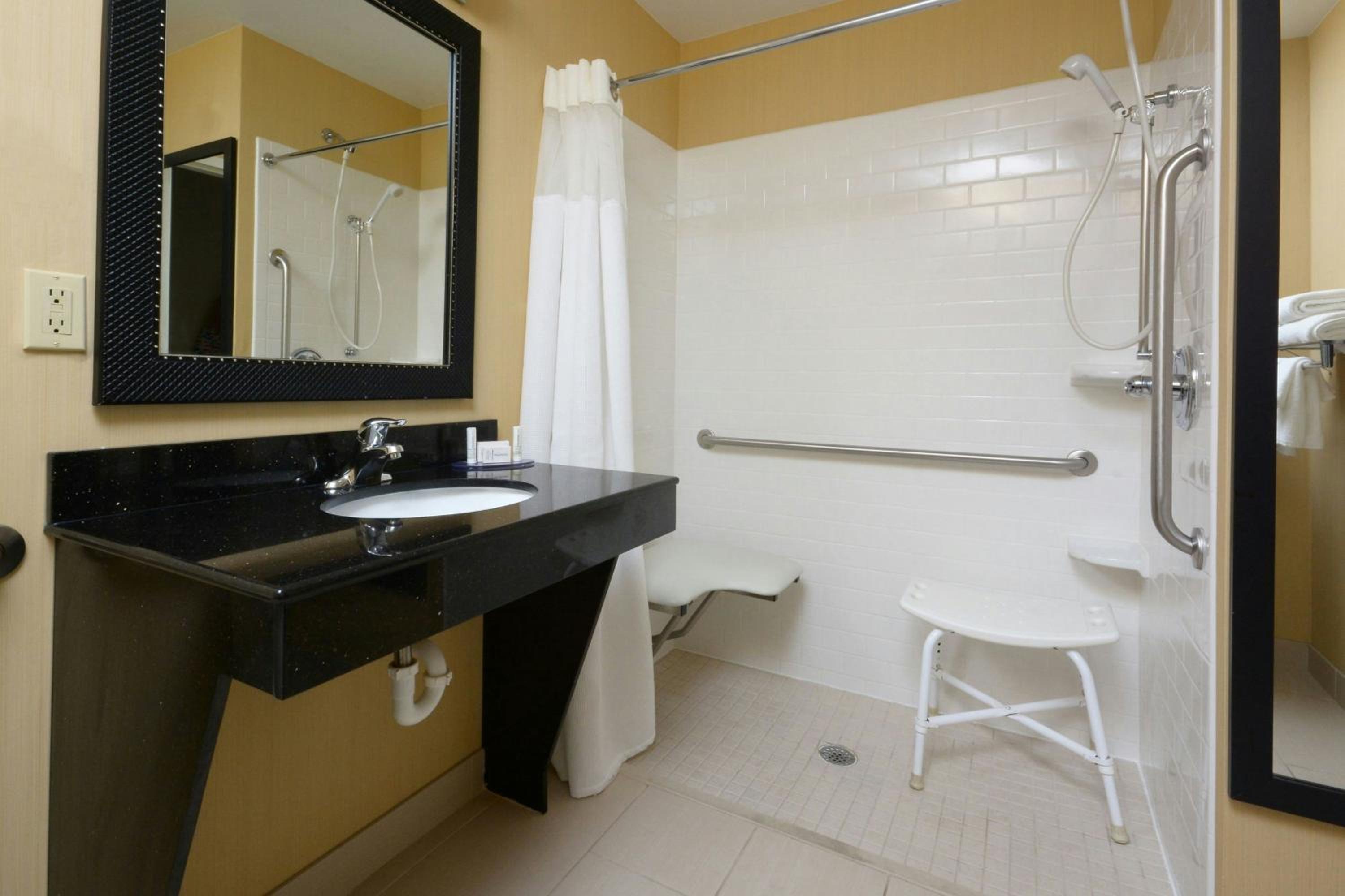 King Room with Roll-In Shower - Mobility Access/Hearing Accessible - Photo 4