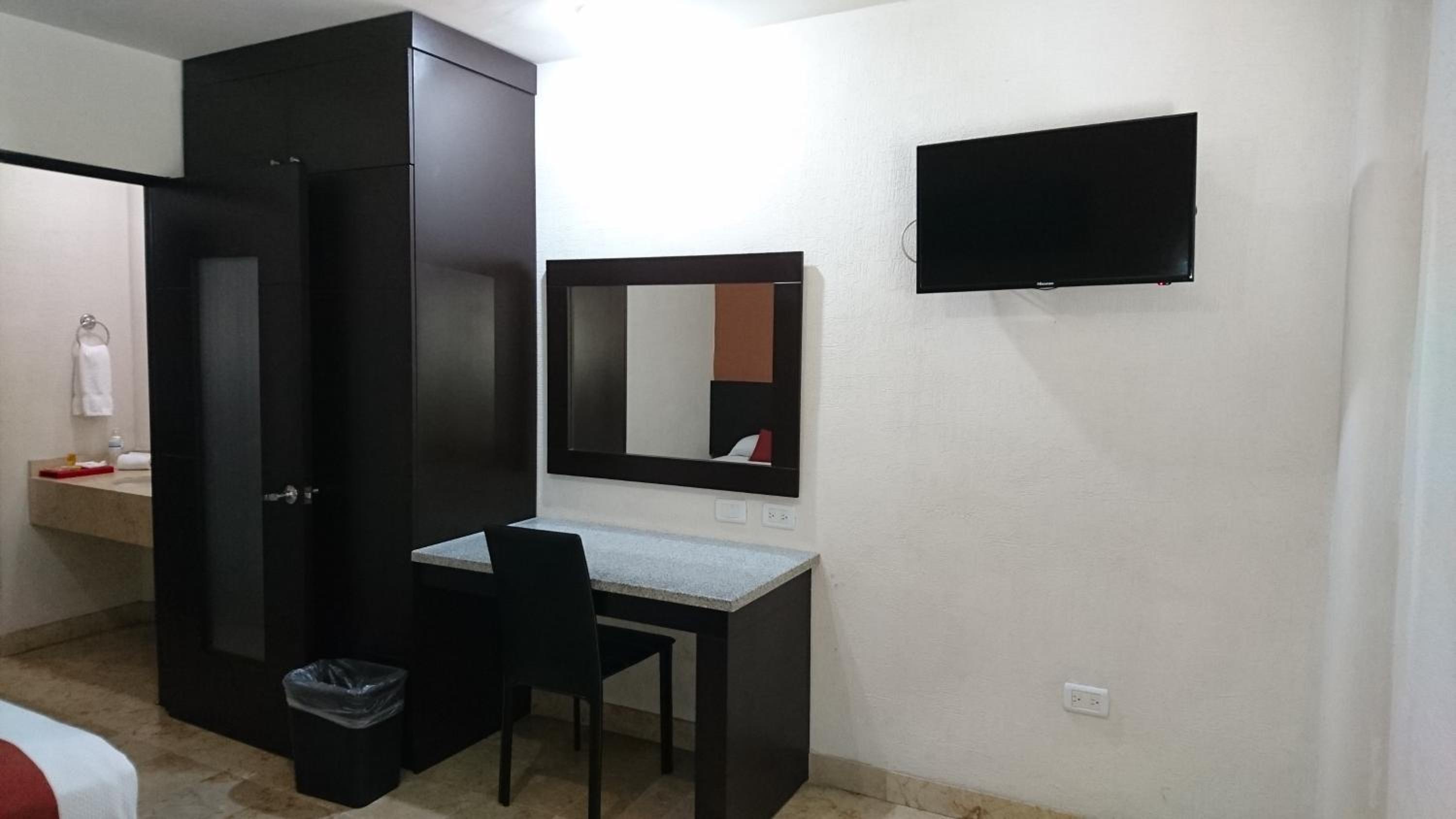 Suite with kitchenette and living room  - Photo 4