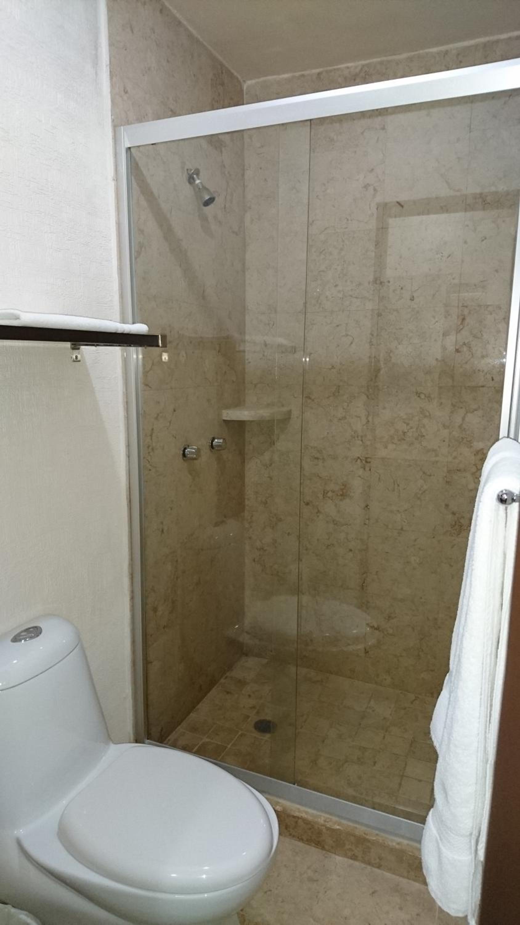 Suite with kitchenette and living room  - Photo 2