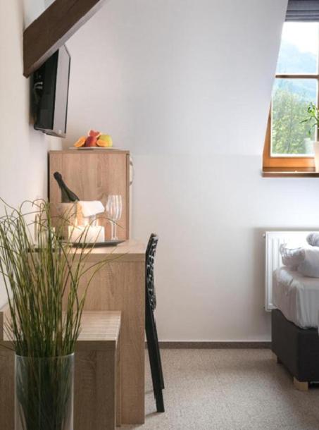 Single Room with Private Bathroom photo 3