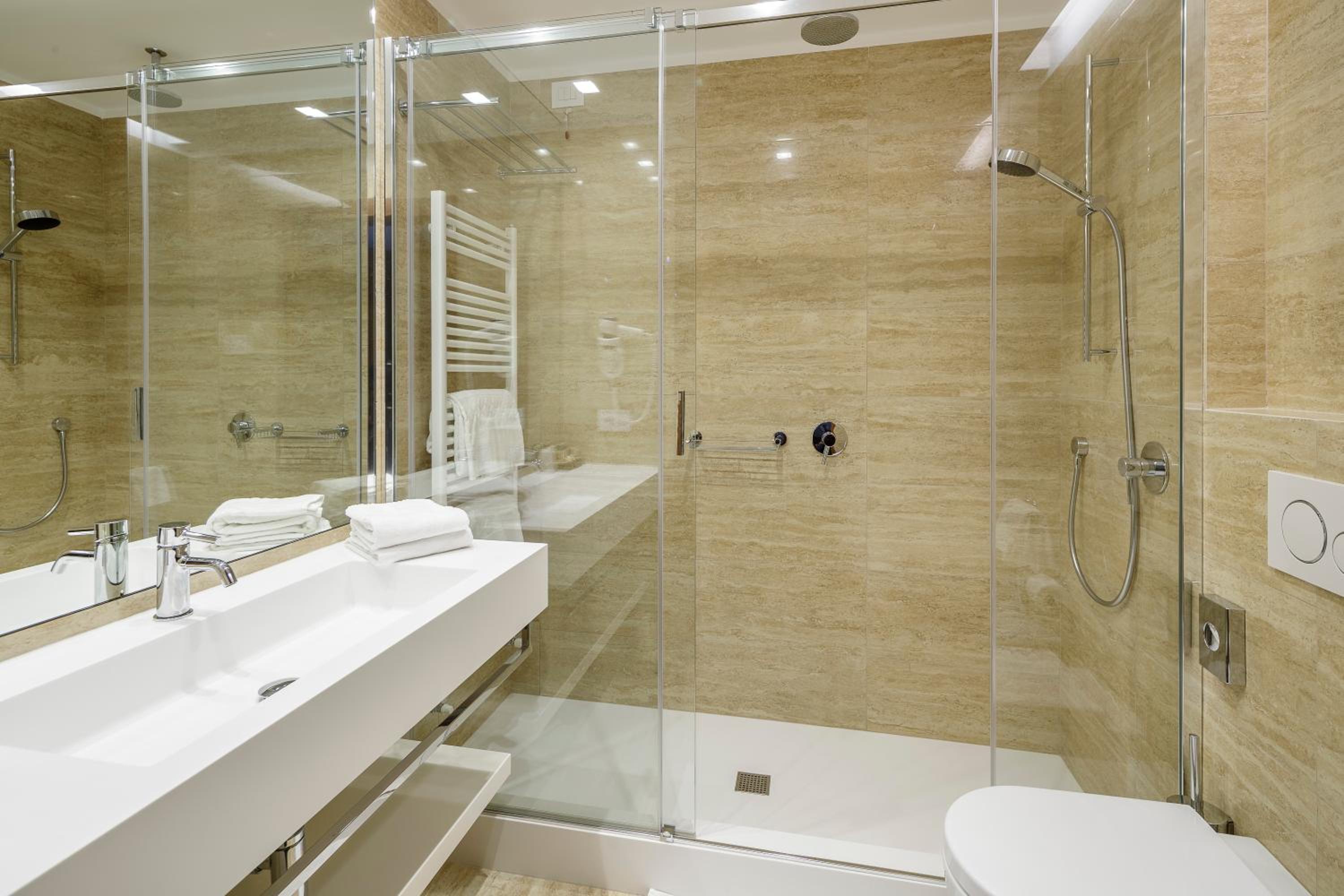 Premium Double Room with Balcony - Photo 3