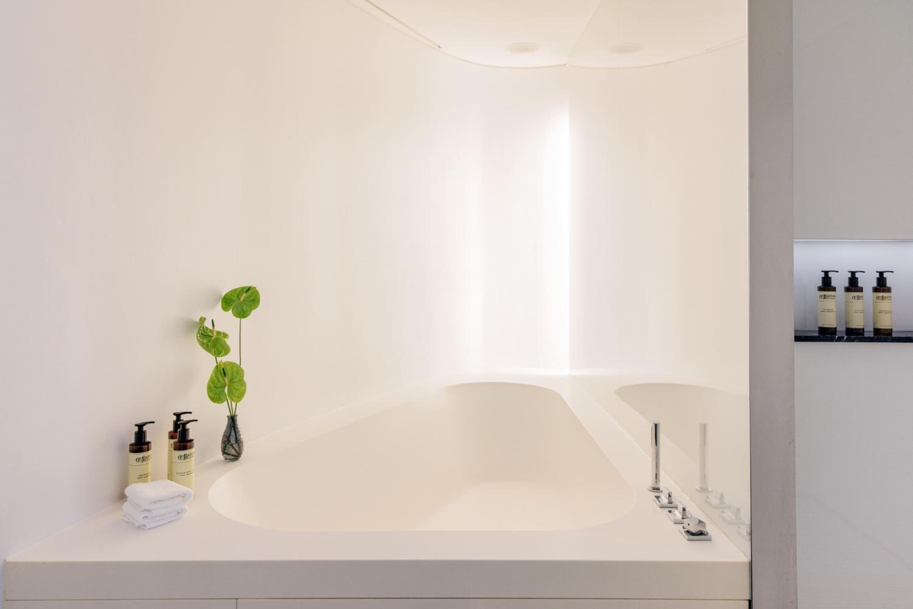 2 Bedroom Beyond ME Suite + Panoramic City View thumbnail 5