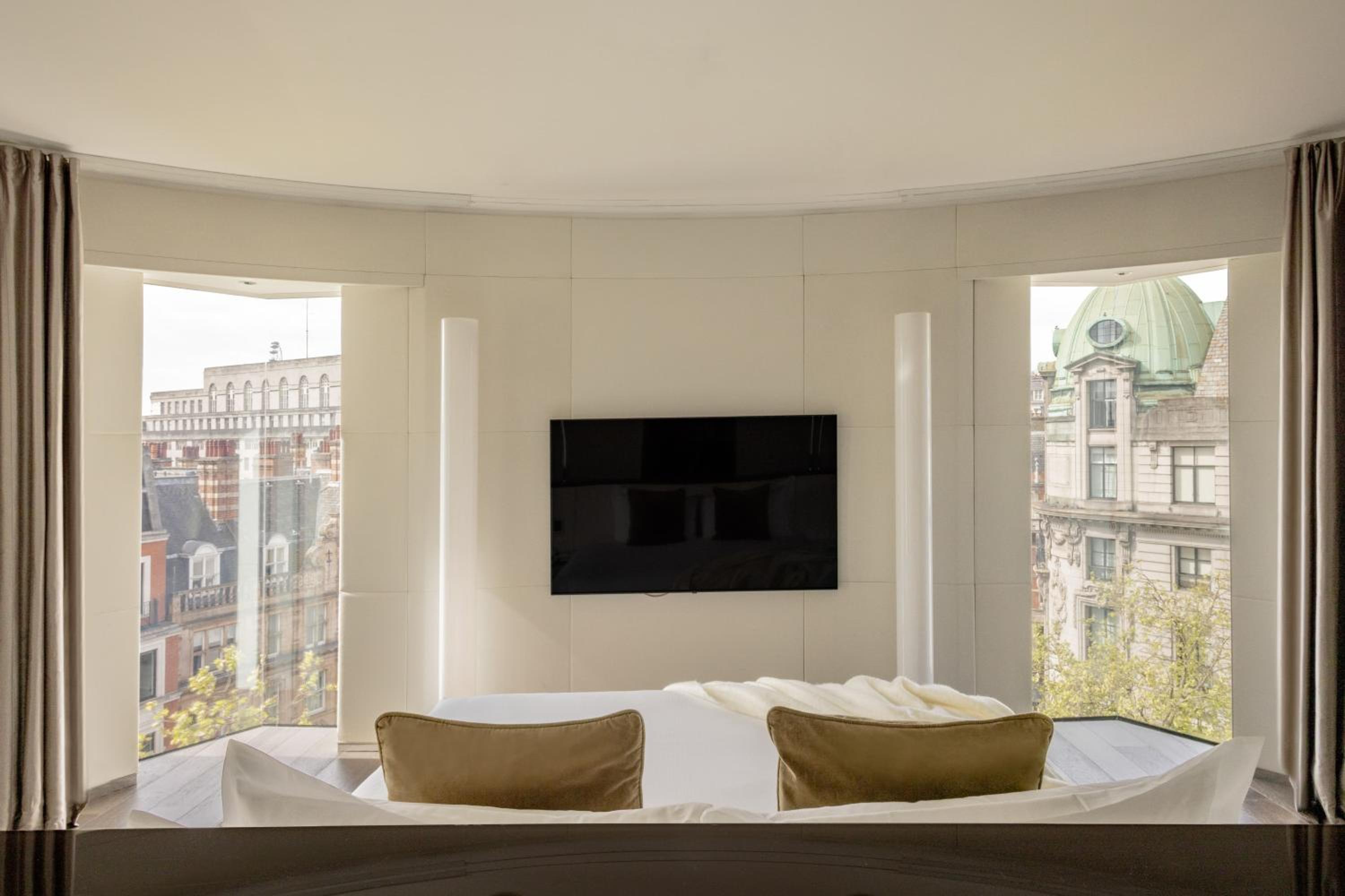 2 Bedroom Beyond ME Suite + Panoramic City View thumbnail 5