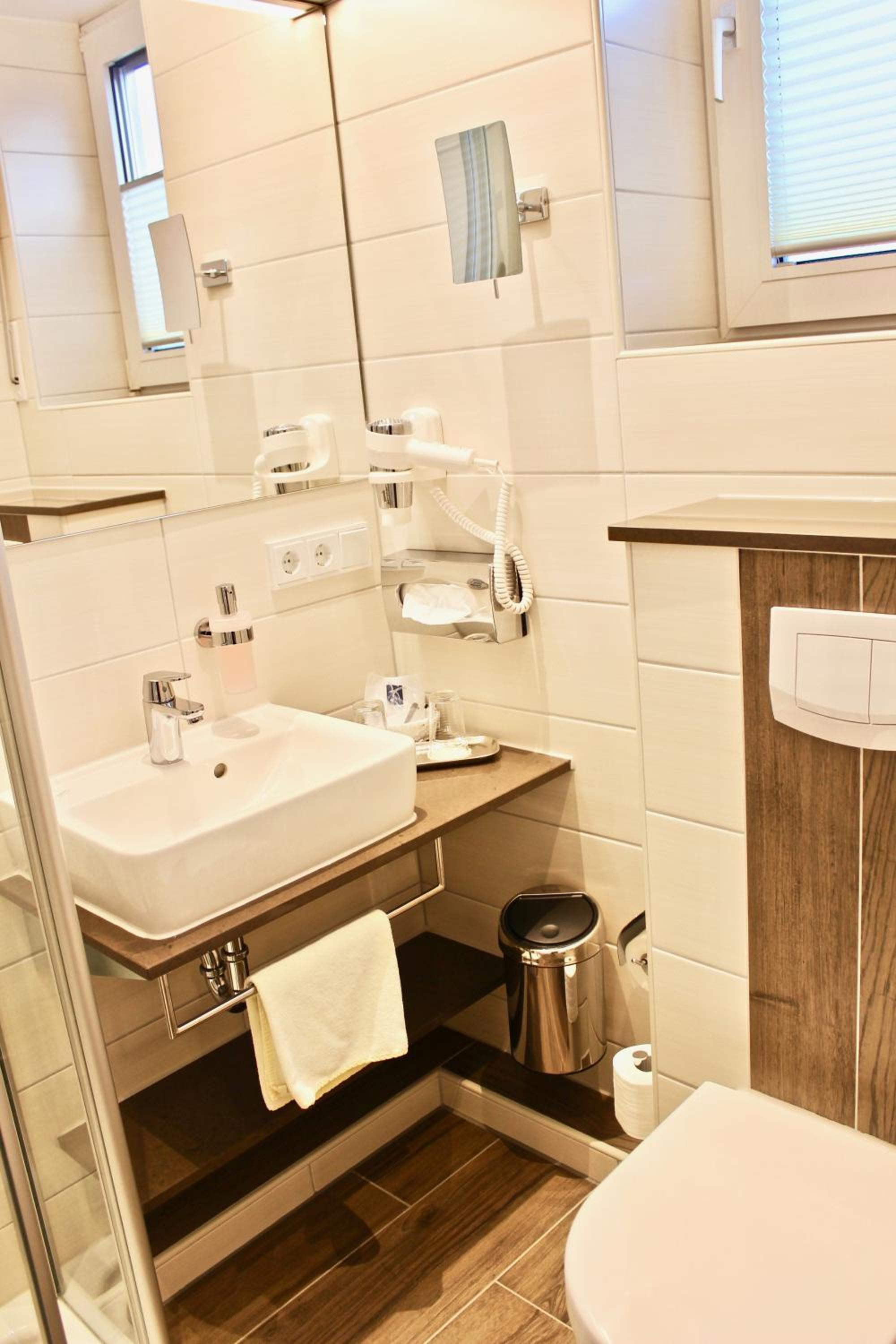 Double or Twin Room - Photo 3