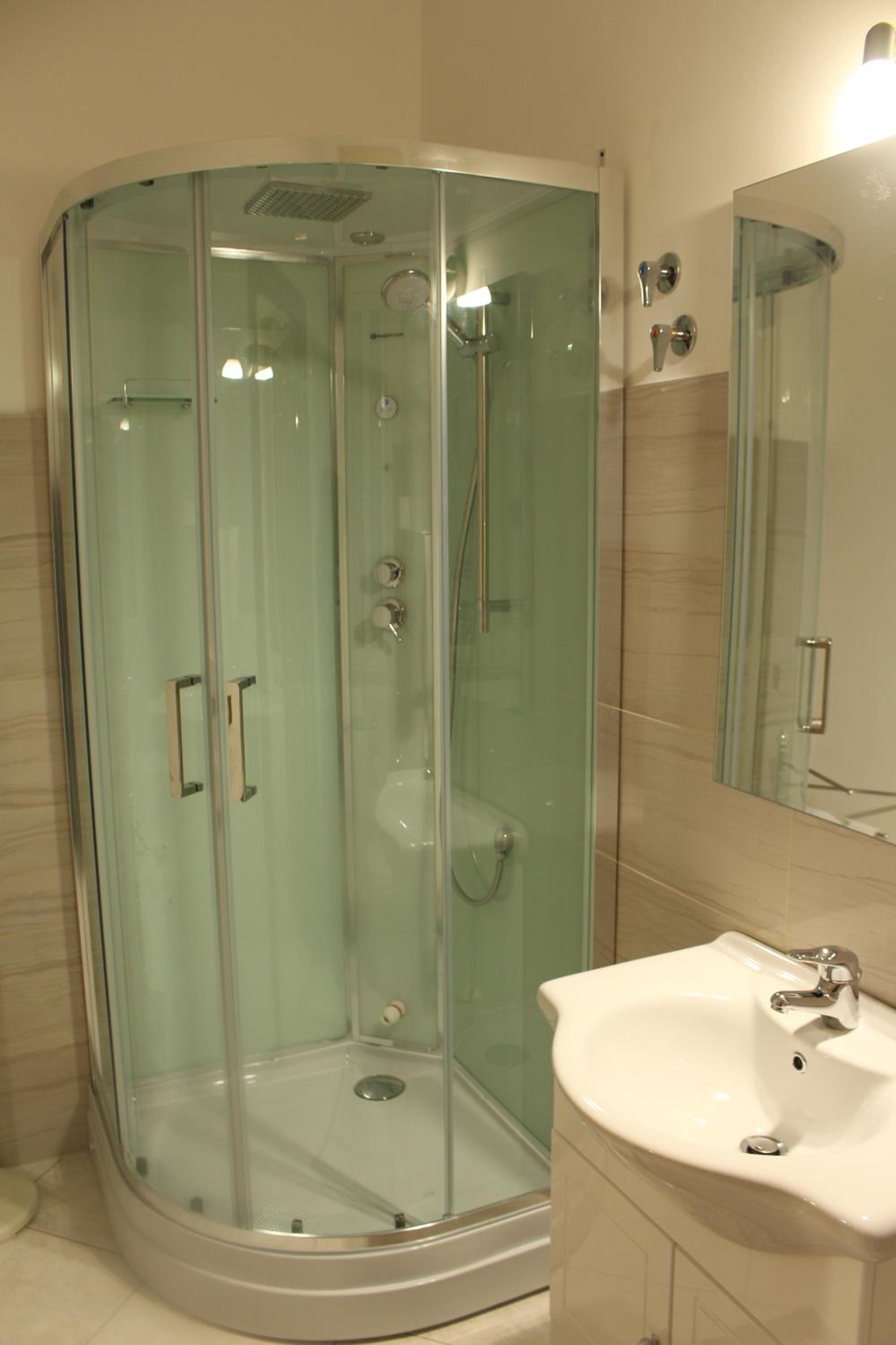 Double or Twin Room with Private Bathroom - Photo 6