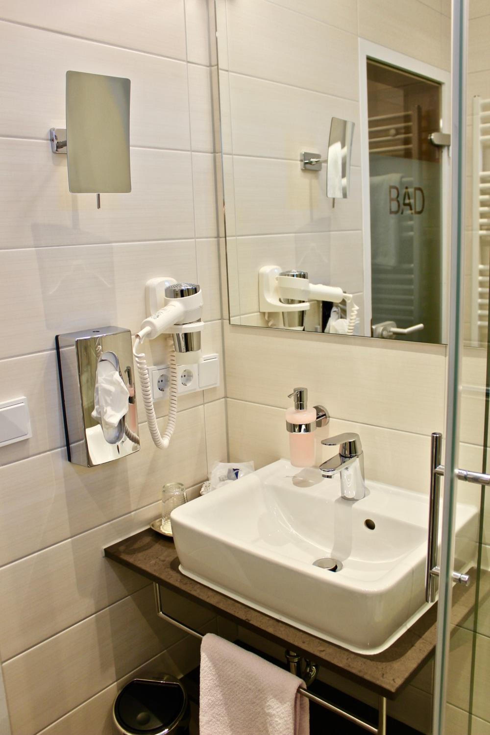 Comfort Double Room with Balcony - Photo 9