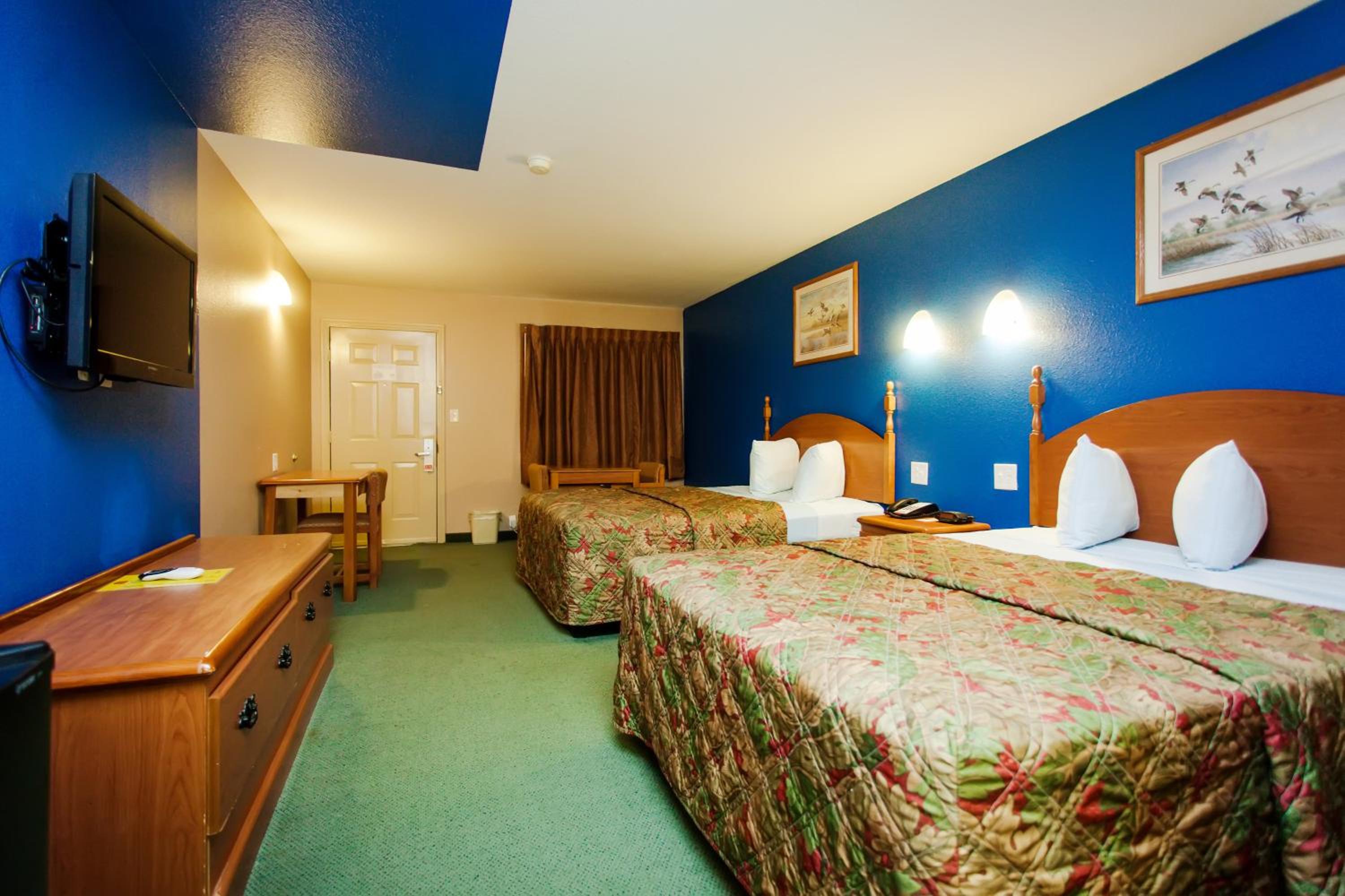 Queen Room with Two Queen Beds - Photo 1