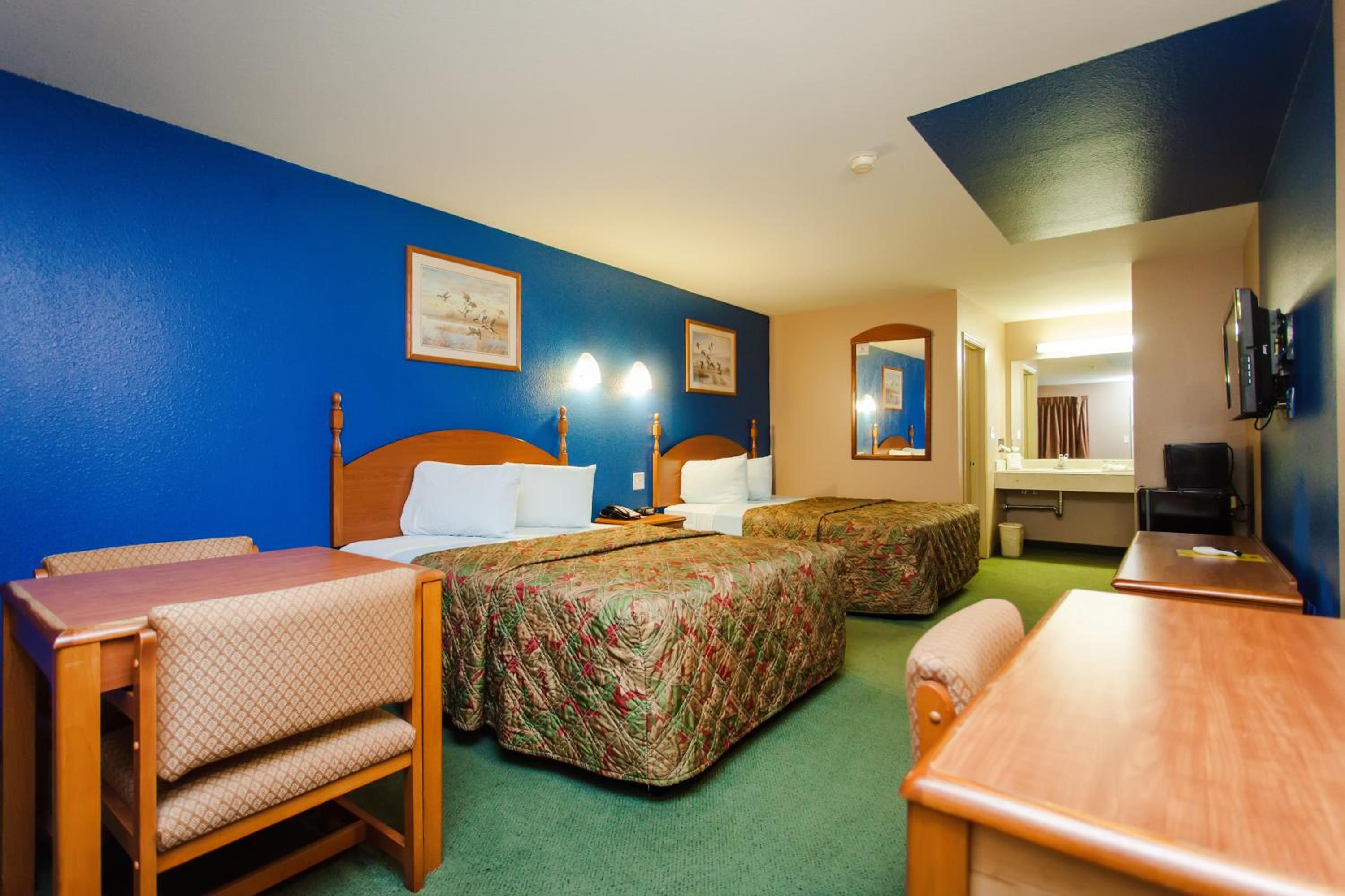 Queen Room with Two Queen Beds - Photo 6