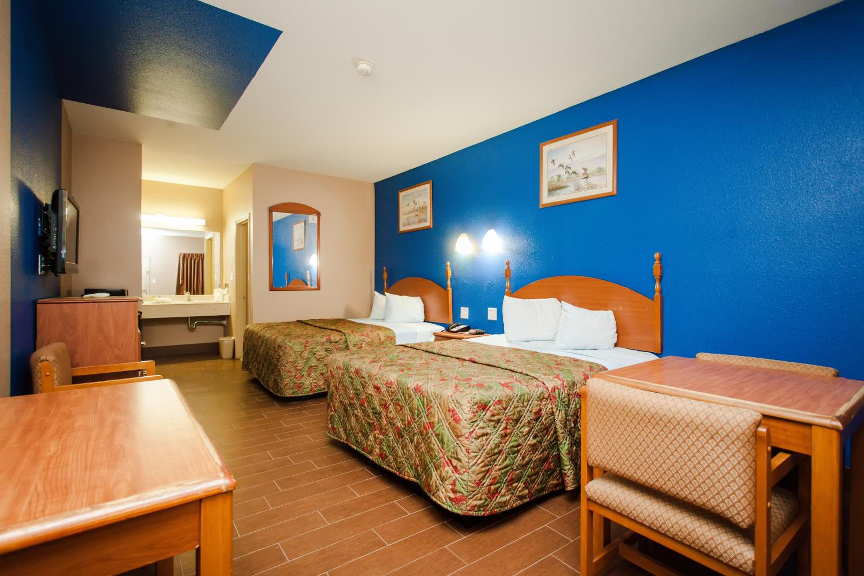 Queen Room with Two Queen Beds - Photo 4