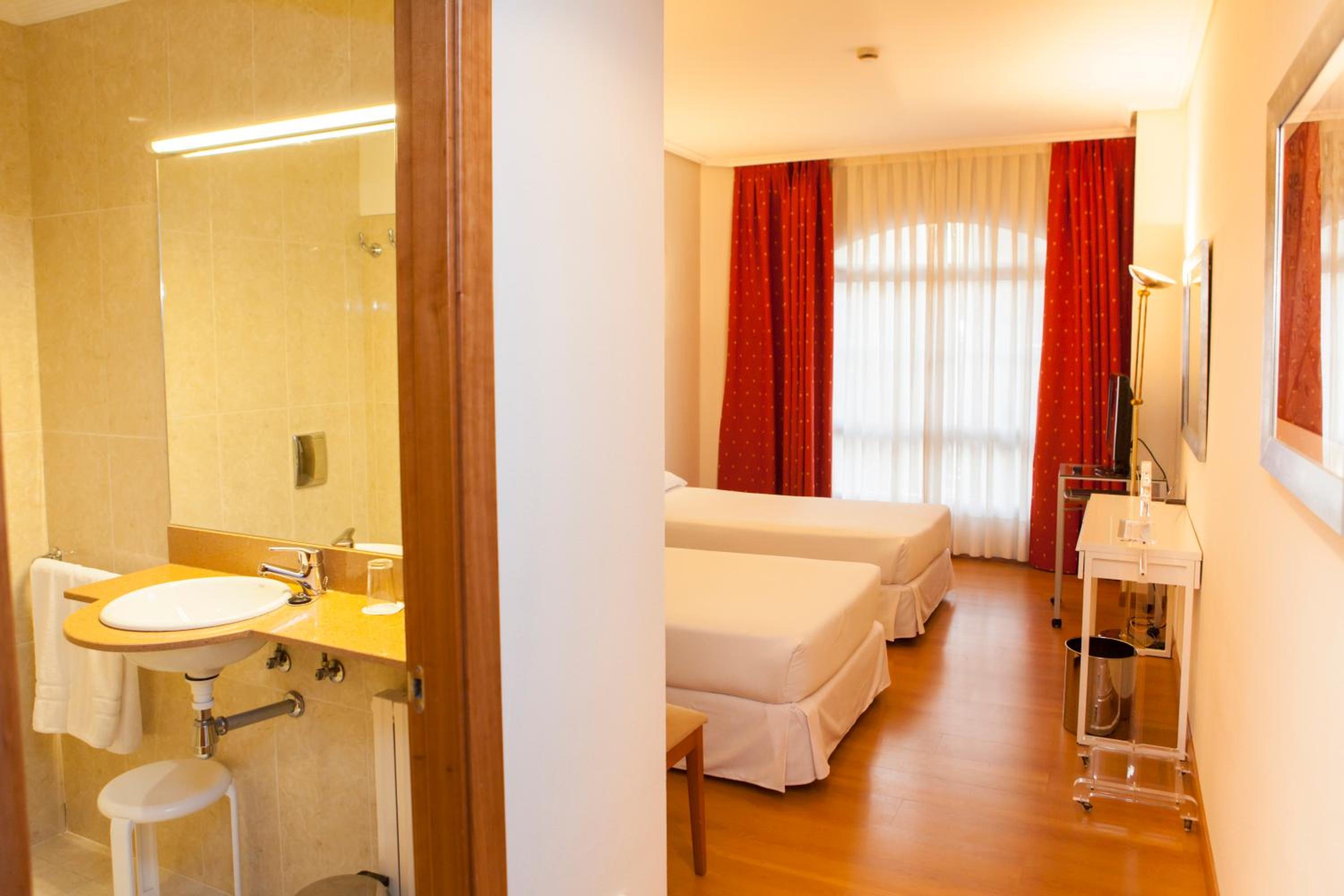 Double or Twin Room - Photo 9